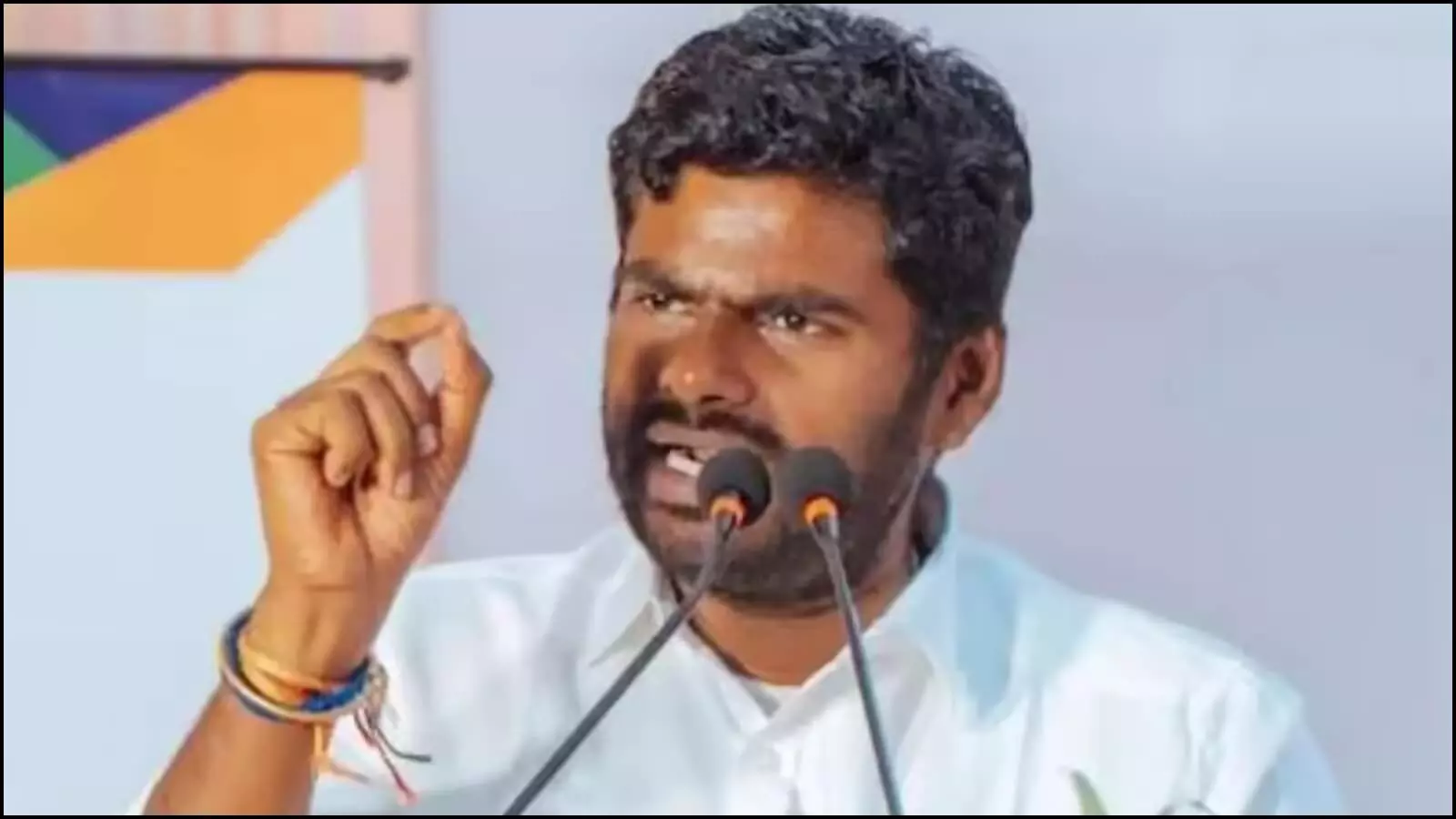 जनसभा के मंच पर माइक के सामने हाथ उठाकर भाषण देते हुए नेता के अन्नामलाई तमिलनाडु में राजनीतिक कार्यक्रम के दौरान