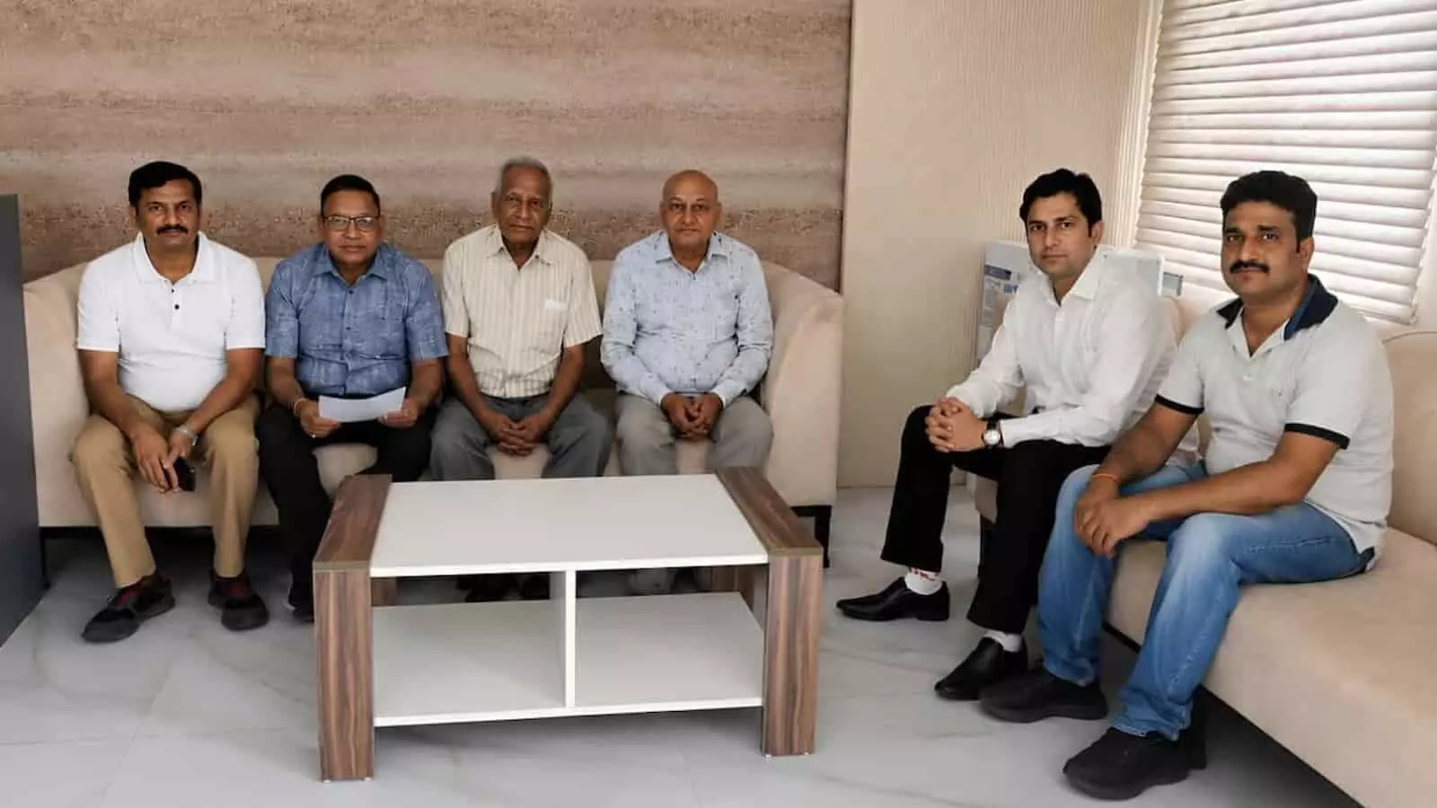 सोफे पर बैठकर औद्योगिक समस्याओं पर चर्चा करते हुए कोटा एसएसआई एसोसिएशन के पदाधिकारी। सोफे पर बैठकर औद्योगिक समस्याओं पर चर्चा करते हुए कोटा एसएसआई एसोसिएशन के पदाधिकारी।