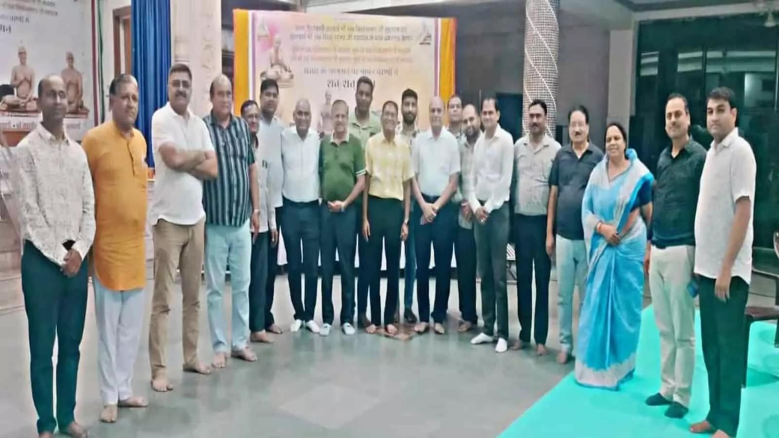 तलमण्डी जैन मंदिर कोटा में बैठक के दौरान मंच पर बैठे दिगंबर जैन बघेरवाल समाज के पदाधिकारी आगामी राष्ट्रीय संगोष्ठी की रूपरेखा तैयार कर रहे हैं। तलमण्डी जैन मंदिर कोटा में बैठक के दौरान मंच पर बैठे दिगंबर जैन बघेरवाल समाज के पदाधिकारी आगामी राष्ट्रीय संगोष्ठी की रूपरेखा तैयार कर रहे हैं।