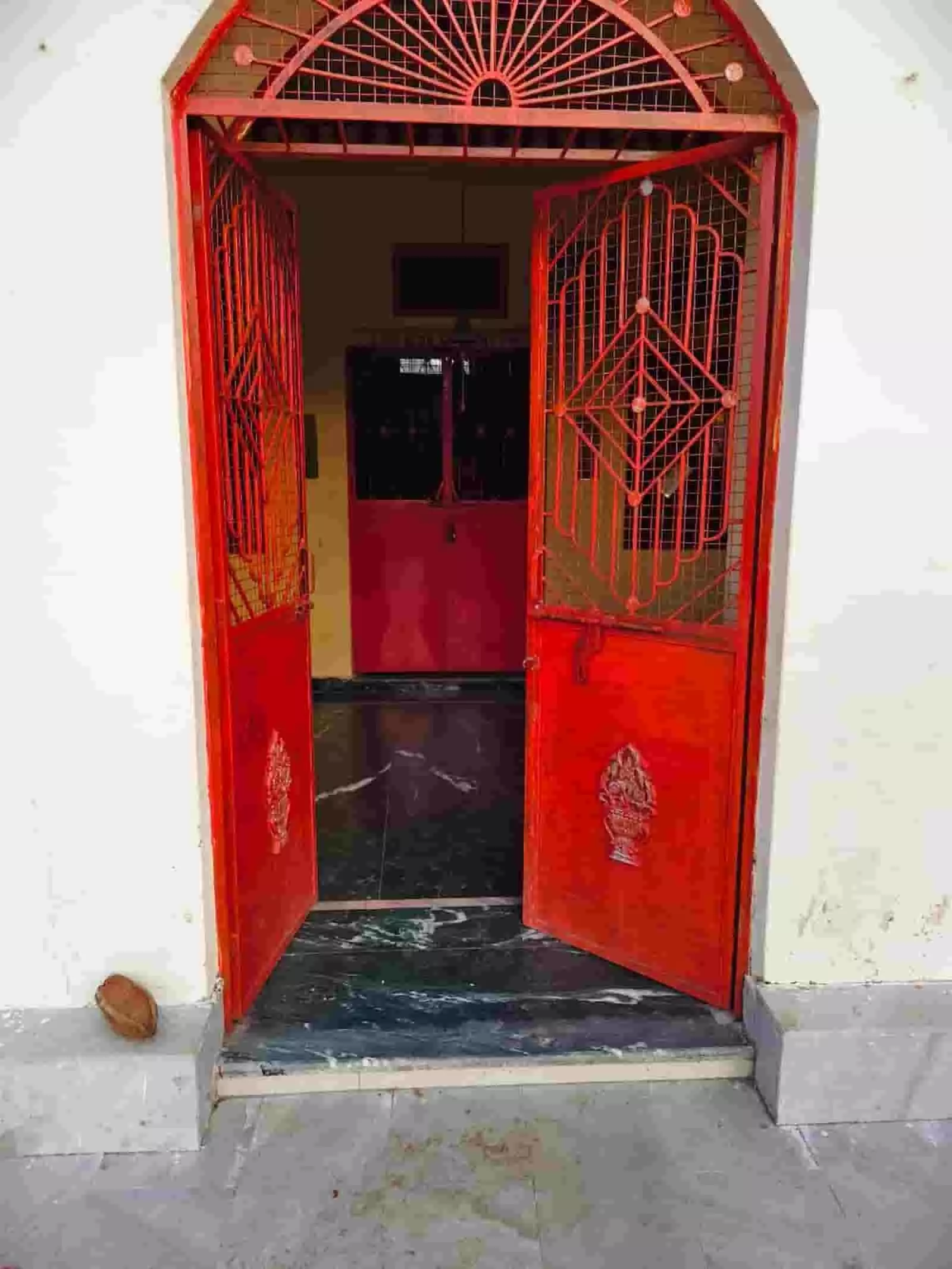 गोगुंदा के उन्डीथल गांव में अज्ञात बदमाशों द्वारा तोड़ा गया मंदिर का मुख्य दरवाजा। गोगुंदा के उन्डीथल गांव में अज्ञात बदमाशों द्वारा तोड़ा गया मंदिर का मुख्य दरवाजा।