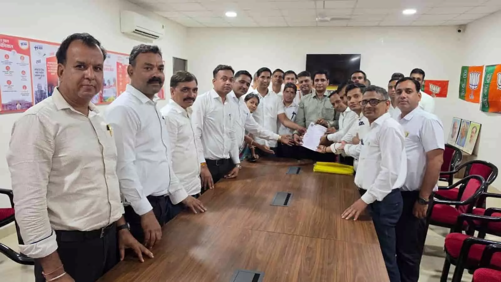 भीलवाड़ा में भाजपा जिलाध्यक्ष प्रशांत मेवाड़ा को भूमि आवंटन रद्द करने का ज्ञापन सौंपते वकील। भीलवाड़ा में भाजपा जिलाध्यक्ष प्रशांत मेवाड़ा को भूमि आवंटन रद्द करने का ज्ञापन सौंपते वकील।