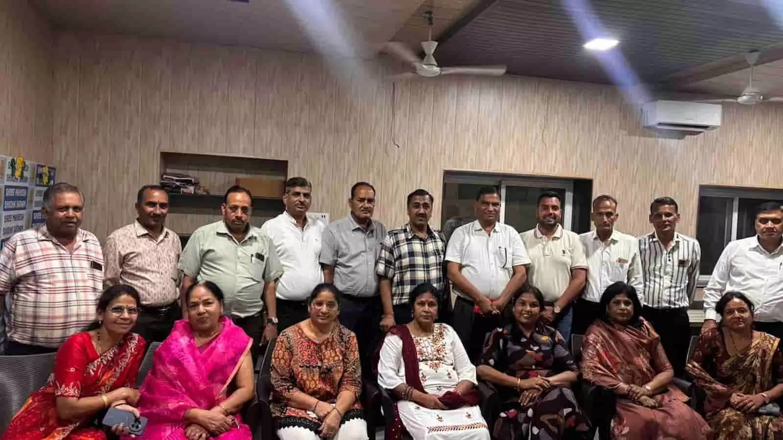 भीलवाड़ा के श्री महेश शिक्षा सदन में बैठक के दौरान कुर्सियों पर बैठी महिलाएं और पीछे खड़े पुरुष सदस्य। भीलवाड़ा के श्री महेश शिक्षा सदन में बैठक के दौरान कुर्सियों पर बैठी महिलाएं और पीछे खड़े पुरुष सदस्य।
