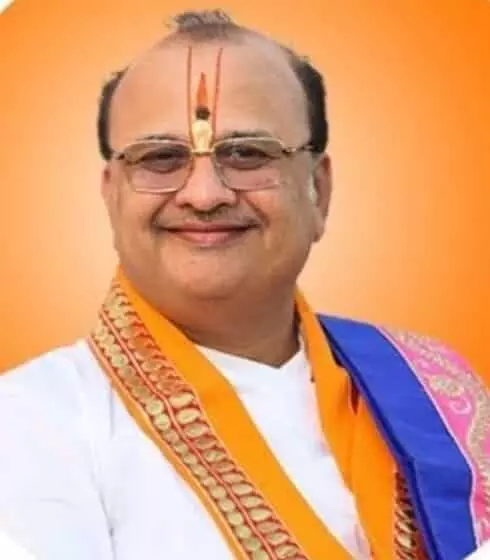 भीलवाड़ा के श्री आनंदधाम हवेली मंदिर परिसर में धार्मिक उत्सव की तैयारी करते श्रद्धालु भीलवाड़ा के श्री आनंदधाम हवेली मंदिर परिसर में धार्मिक उत्सव की तैयारी करते श्रद्धालु