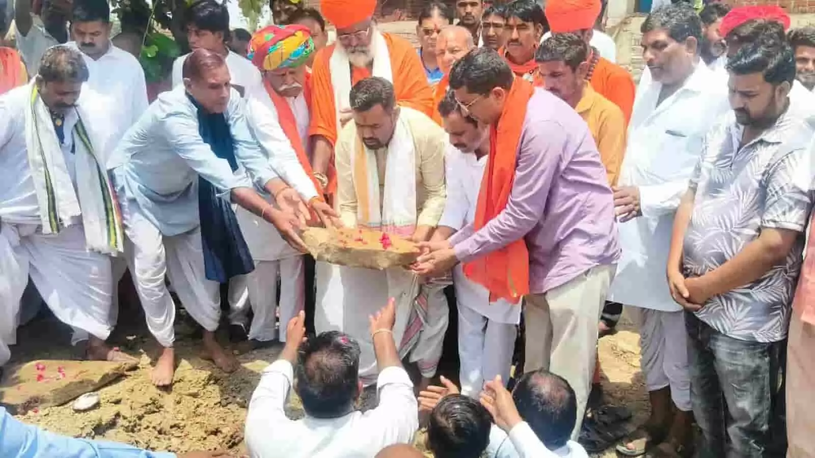 जोगणिया माता शक्तिपीठ भीलवाड़ा में सराय निर्माण के भूमि पूजन के दौरान शिला स्थापित करते अतिथि और जनप्रतिनिधि। जोगणिया माता शक्तिपीठ भीलवाड़ा में सराय निर्माण के भूमि पूजन के दौरान शिला स्थापित करते अतिथि और जनप्रतिनिधि।