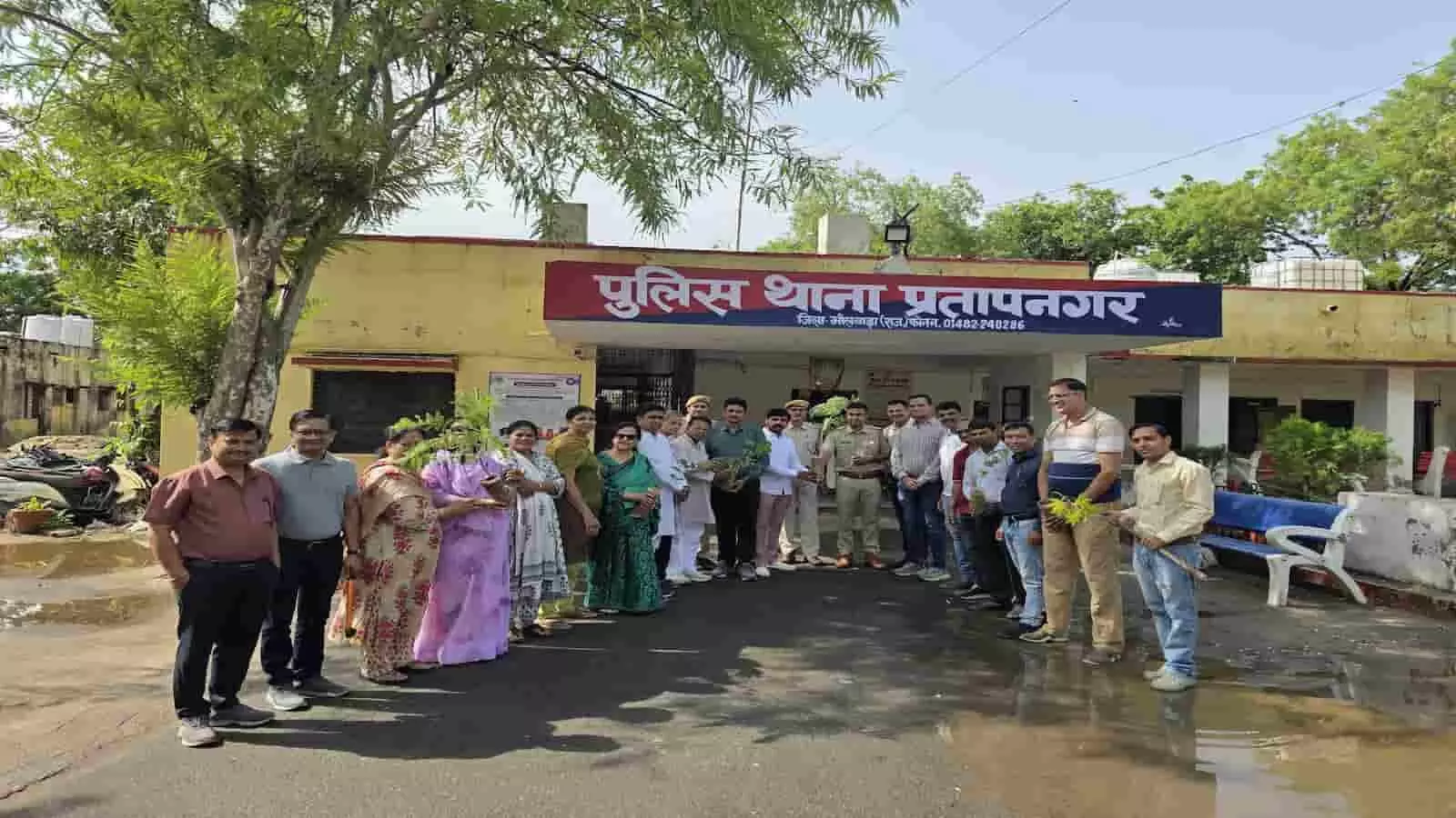भीलवाड़ा के प्रताप नगर थाना भवन के सामने खड़े होकर पौधे थामे हुए अंतर्राष्ट्रीय वैश्य फेडरेशन के पदाधिकारी और पुलिसकर्मी।