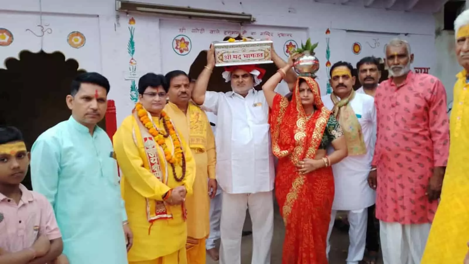 कोठी वाले हनुमानजी मंदिर के सामने सिर पर श्रीमद् भागवत ग्रंथ और मंगल कलश धारण किए श्रद्धालु भुसावर में कलश यात्रा के दौरान। कोठी वाले हनुमानजी मंदिर के सामने सिर पर श्रीमद् भागवत ग्रंथ और मंगल कलश धारण किए श्रद्धालु भुसावर में कलश यात्रा के दौरान।