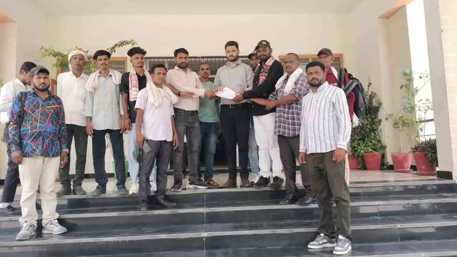खेरवाड़ा एसडीएम कार्यालय में भारत आदिवासी पार्टी के पदाधिकारी ज्ञापन सौंपते हुए।