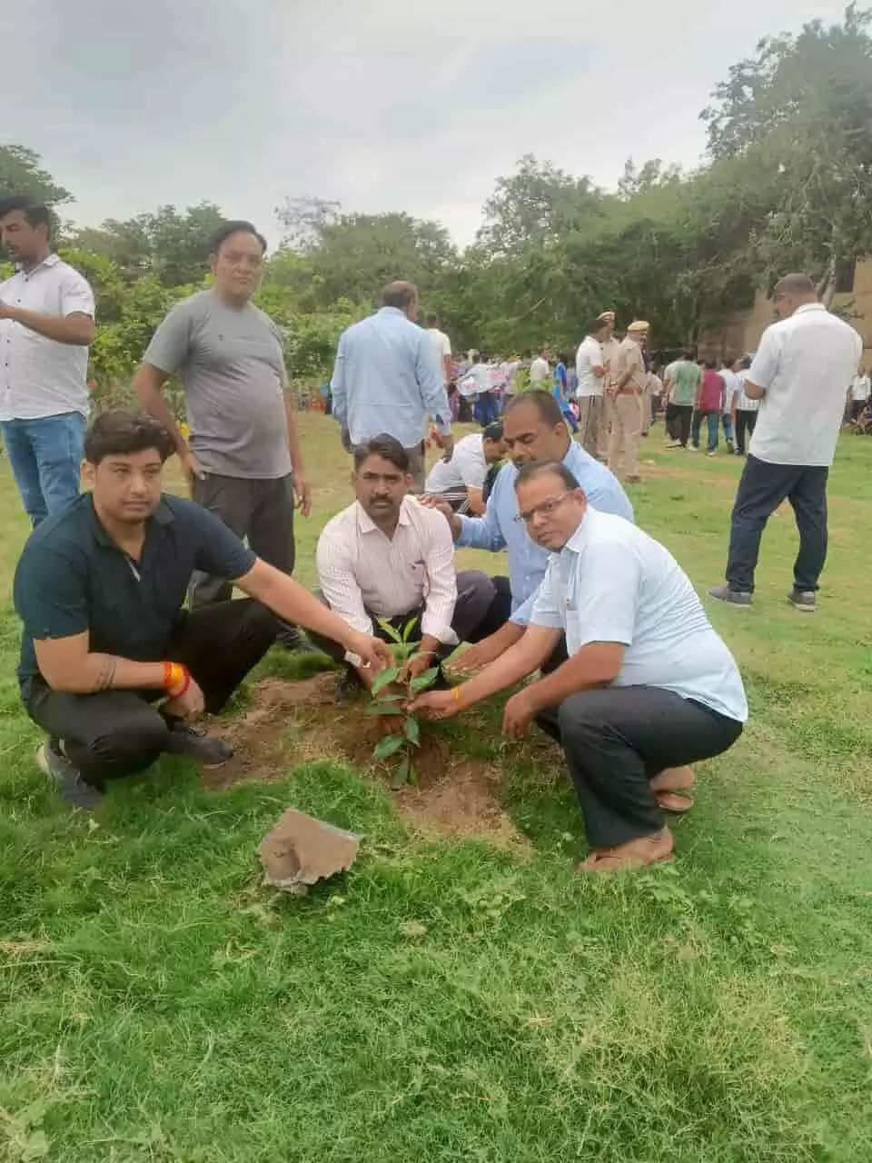 भरतपुर में आरडी गर्ल्स कॉलेज के पास एक पेड़ मां के नाम अभियान के तहत पौधा लगाते भाजपा एससी मोर्चा के कार्यकर्ता।