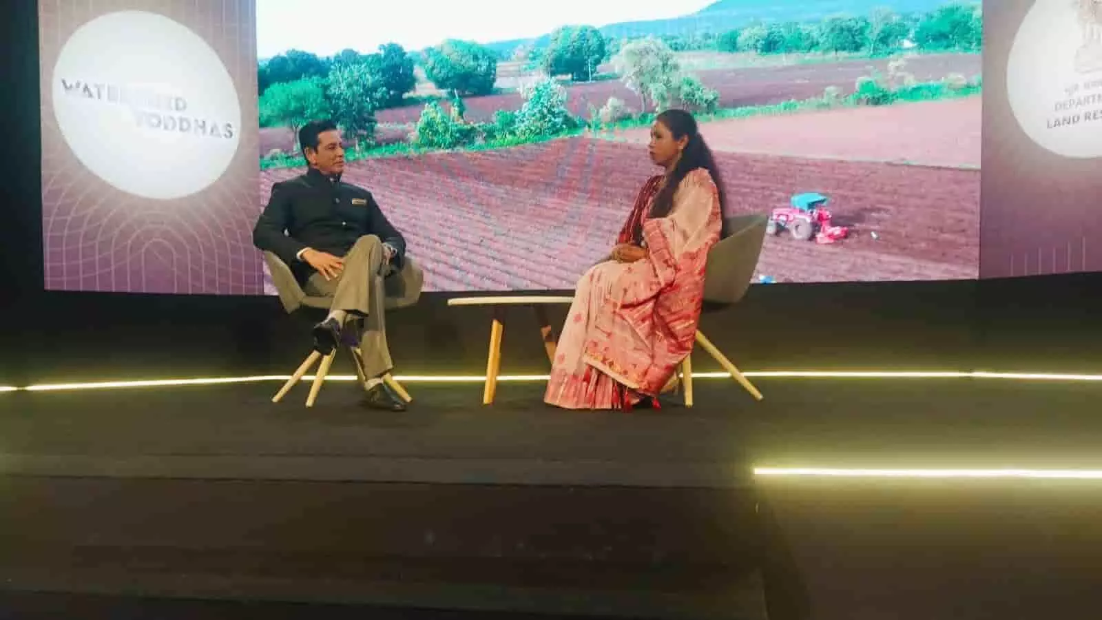 जल संरक्षण पर फिल्म की शूटिंग के दौरान अनूप सोनी और दुर्गा भगोरा खेरवाड़ा के संदर्भ में।