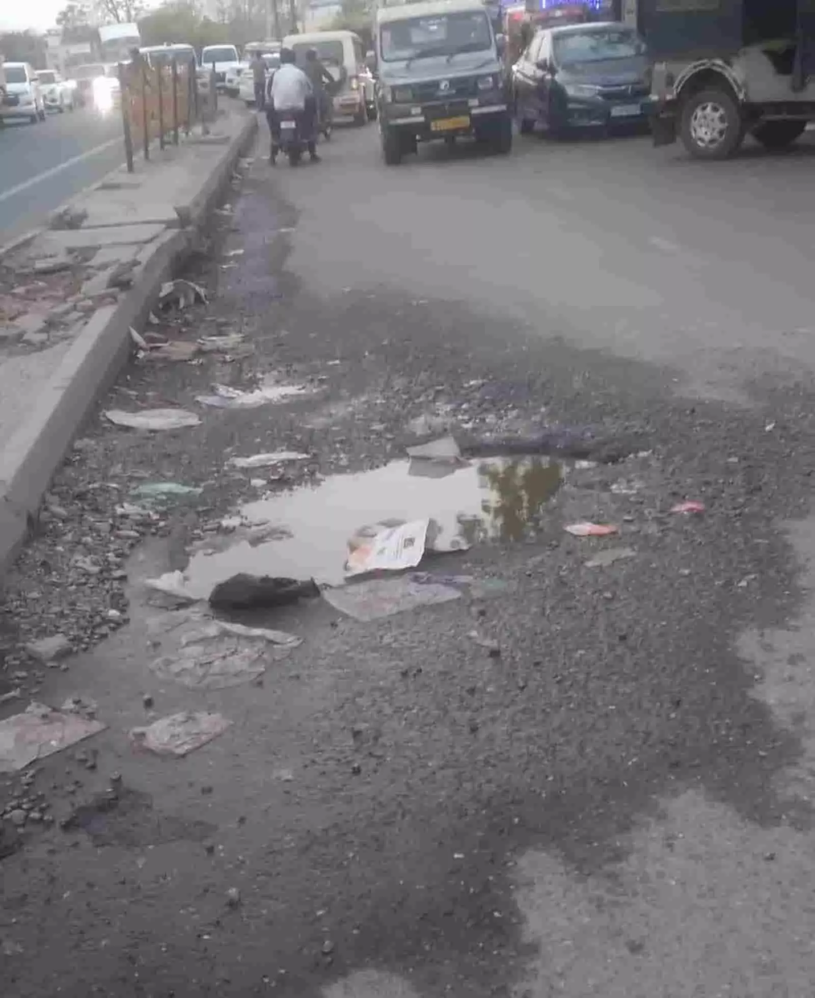 खेरवाड़ा एनएच-48 सर्विस रोड पर बना गहरा गड्ढा, जहां से वाहन चालकों का गुजरना जोखिम भरा है।