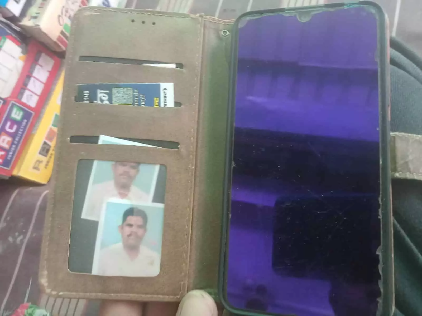 रायपुर में सड़क पर मिले मोबाइल को पुलिस को सौंपते पत्रकार जगदीश माली। रायपुर में सड़क पर मिले मोबाइल को पुलिस को सौंपते पत्रकार जगदीश माली।