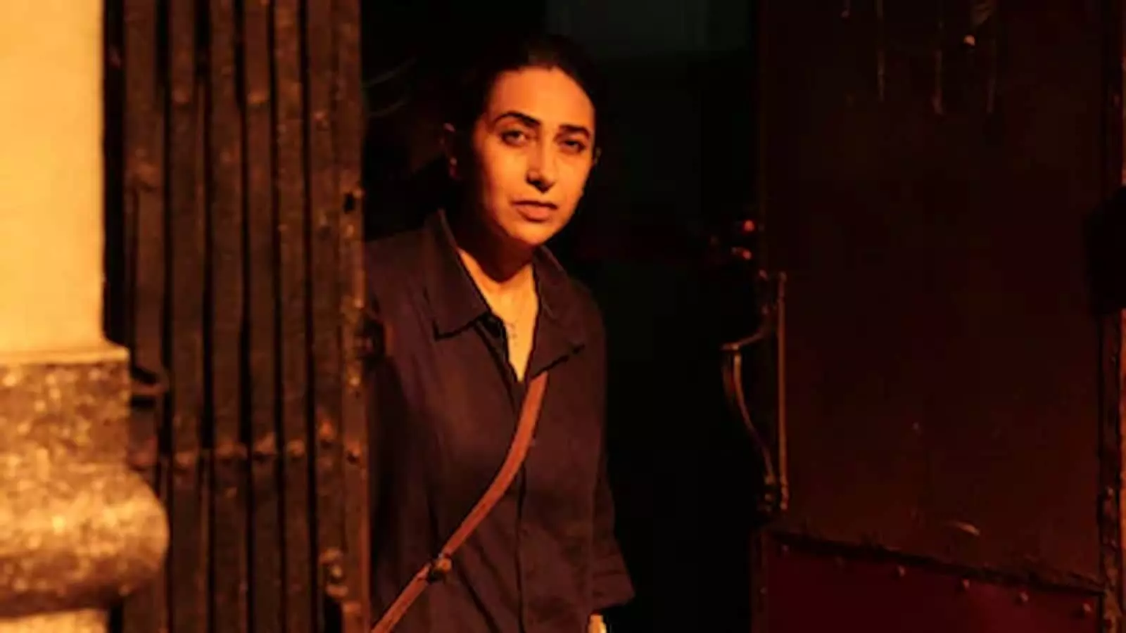 वेब सीरीज ब्राउन में पुलिस अधिकारी की भूमिका निभाती अभिनेत्री करिश्मा कपूर। वेब सीरीज ब्राउन में पुलिस अधिकारी की भूमिका निभाती अभिनेत्री करिश्मा कपूर।