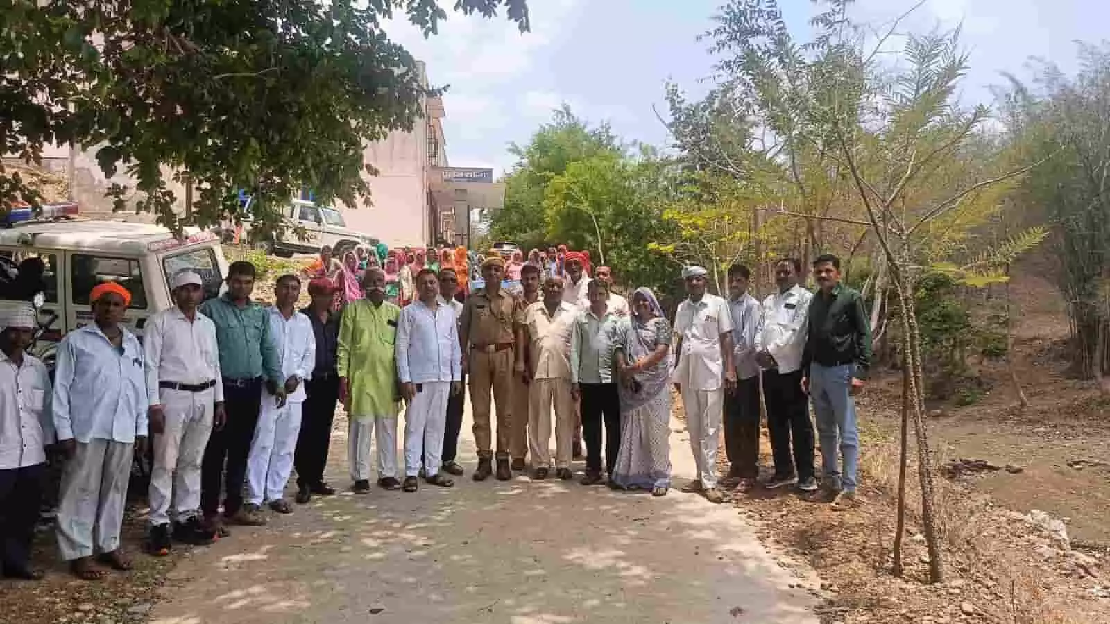 बावलवाडा पुलिस थाना परिसर में भाजपा कार्यकर्ताओं द्वारा किया गया वृक्षारोपण कार्यक्रम का दृश्य।