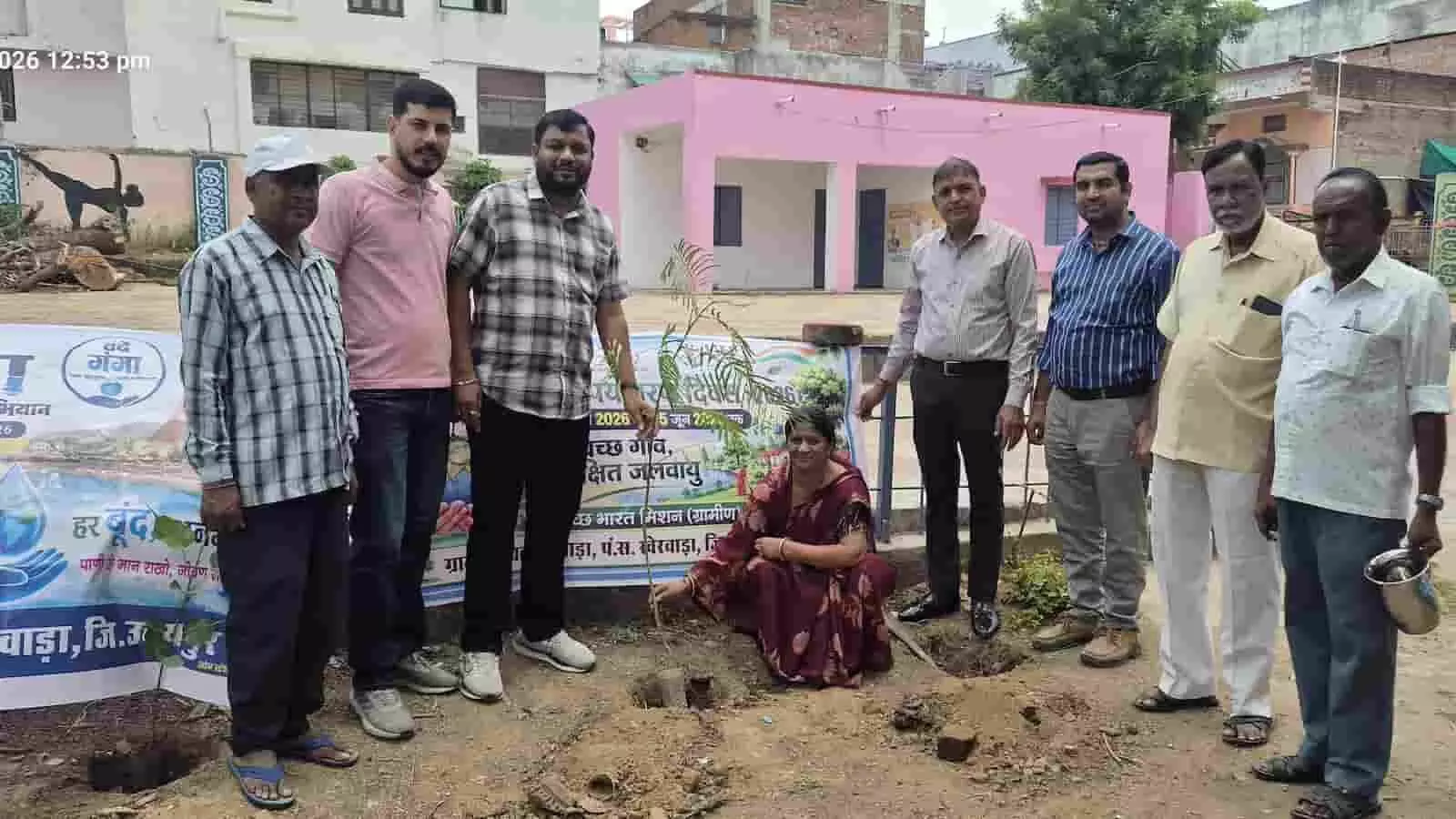 खेरवाड़ा में जल संरक्षण अभियान के समापन पर वृक्षारोपण करते ग्राम पंचायत के प्रतिनिधि और ग्रामीण।