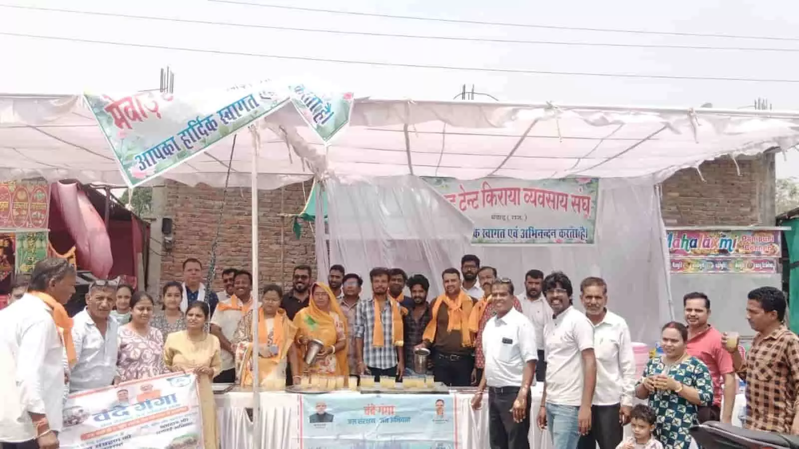 मेवाड़ टेंट किराया व्यवसाय संघ के सदस्य फतेहनगर में राहगीरों को आम पन्ना पिला रहे हैं। मेवाड़ टेंट किराया व्यवसाय संघ के सदस्य फतेहनगर में राहगीरों को आम पन्ना पिला रहे हैं।