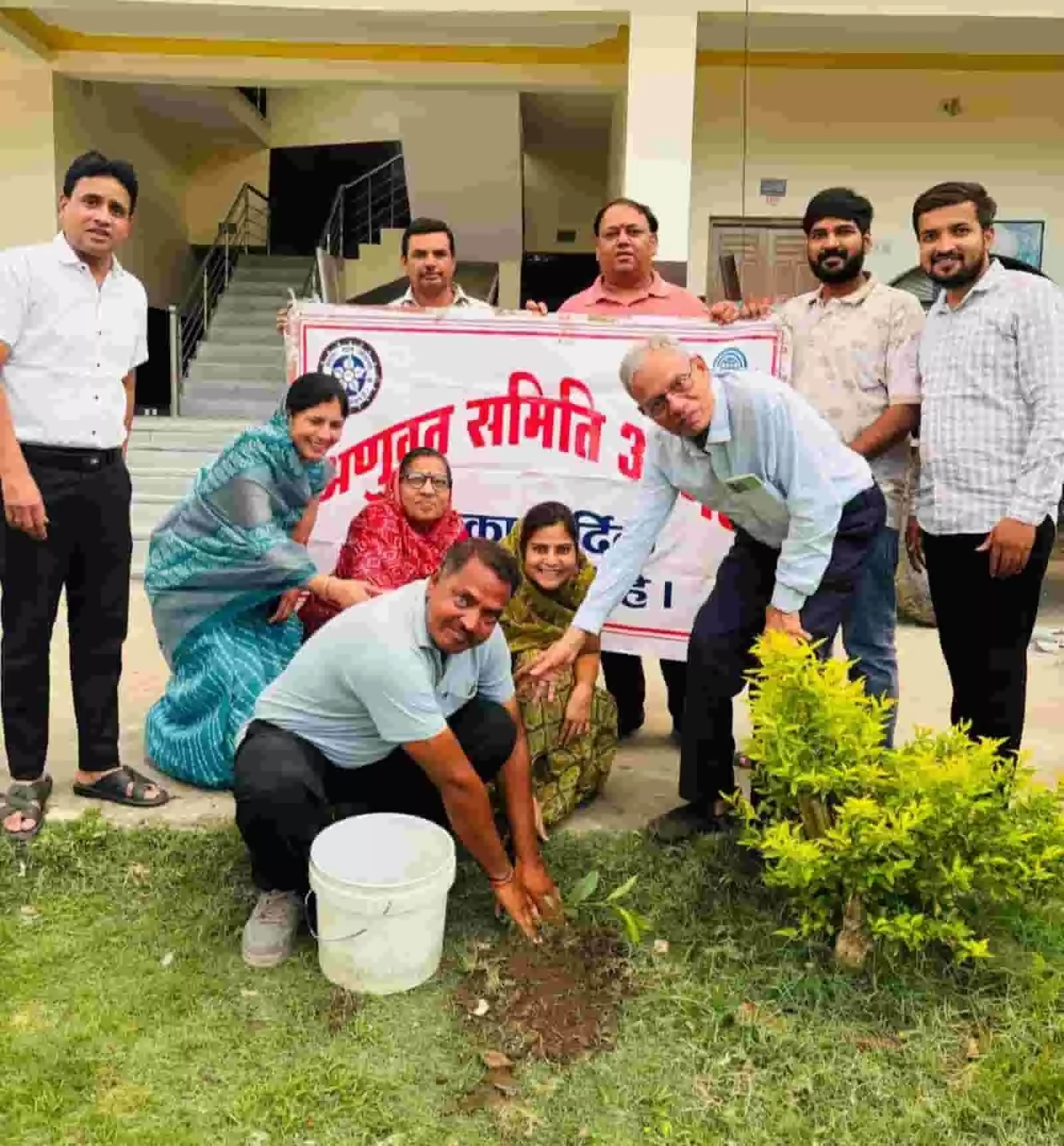 आमेट के तुलसी अमृत विद्यापीठ में अणुव्रत समिति सदस्यों द्वारा किया गया वृक्षारोपण कार्यक्रम। आमेट के तुलसी अमृत विद्यापीठ में अणुव्रत समिति सदस्यों द्वारा किया गया वृक्षारोपण कार्यक्रम।