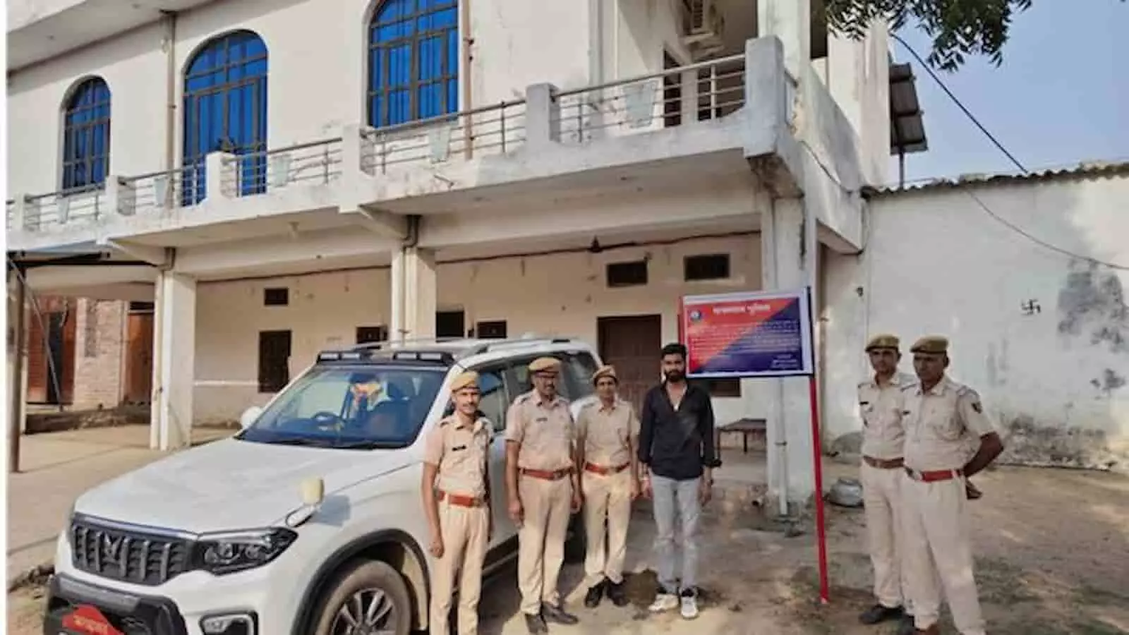 चित्तौड़गढ़ में ऑपरेशन त्रिनेत्र के अंतर्गत पुलिस द्वारा मादक पदार्थ तस्कर की संपत्ति कुर्क की गई। चित्तौड़गढ़ में ऑपरेशन त्रिनेत्र के अंतर्गत पुलिस द्वारा मादक पदार्थ तस्कर की संपत्ति कुर्क की गई।
