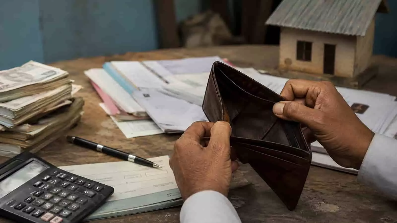 बस्सी में ब्याज माफियाओं के विरुद्ध पुलिस अभियान को दर्शाती एक सांकेतिक तस्वीर। Image generated by AI for illustrative purposes. बस्सी में ब्याज माफियाओं के विरुद्ध पुलिस अभियान को दर्शाती एक सांकेतिक तस्वीर। Image generated by AI for illustrative purposes.