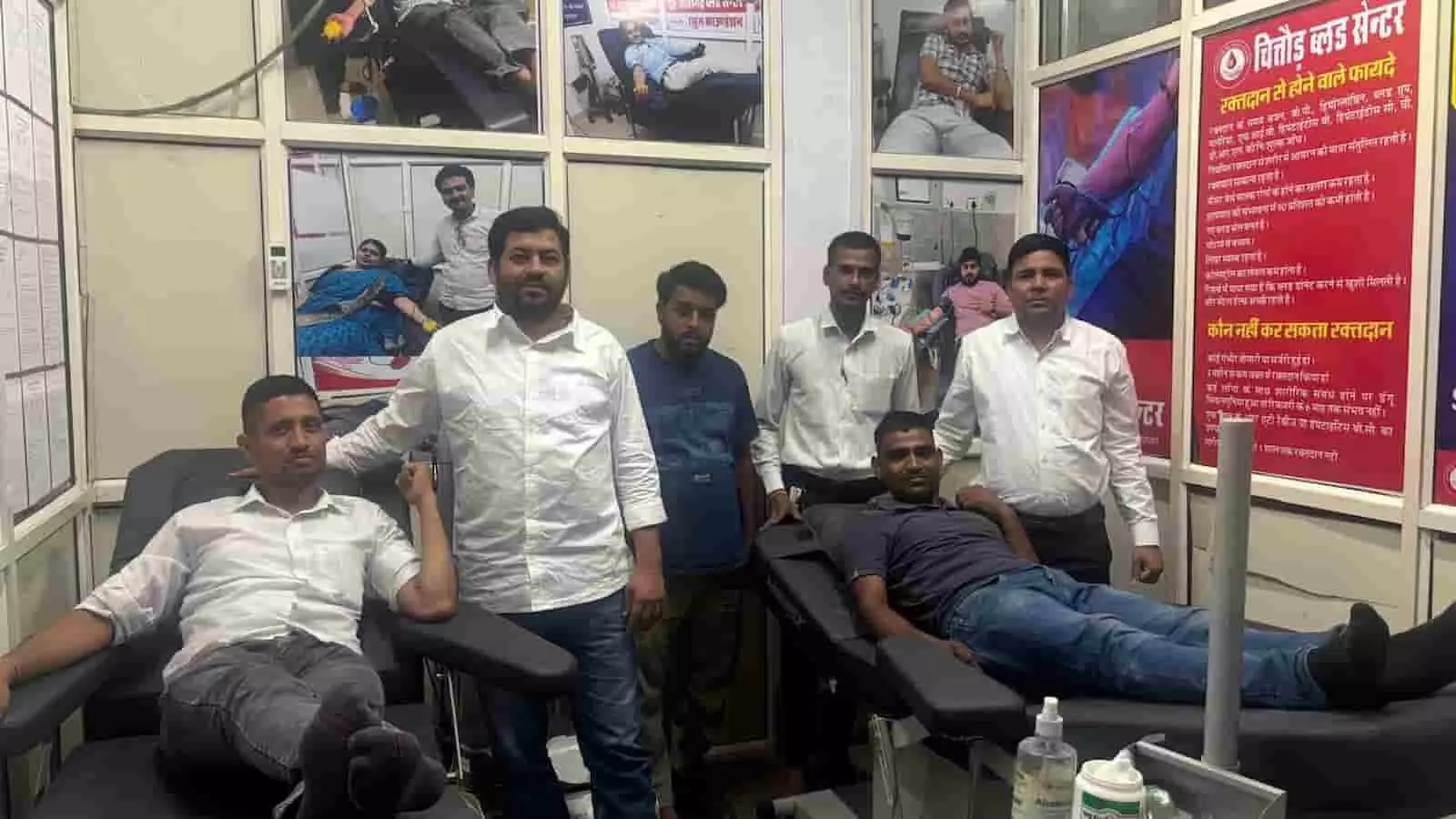 चित्तौड़गढ़ के बेगूं में एक मरीज की जान बचाने के लिए रक्तदान करते भारतीय सेना के जवान। चित्तौड़गढ़ के बेगूं में एक मरीज की जान बचाने के लिए रक्तदान करते भारतीय सेना के जवान।
