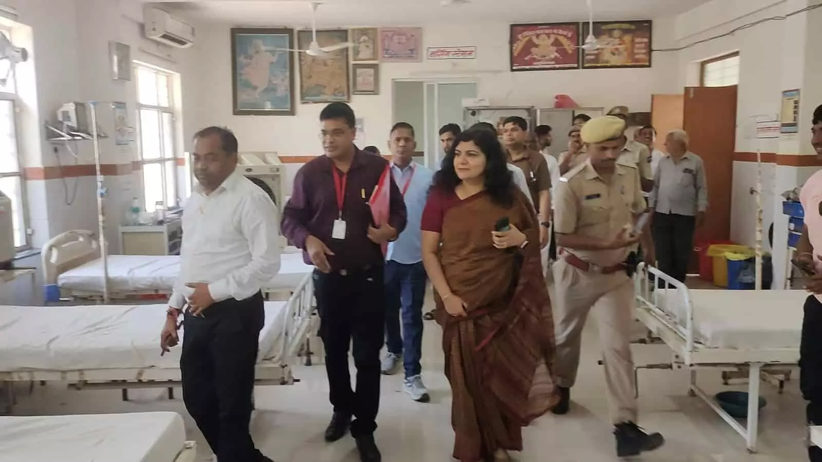 अस्पताल के वार्ड में निरीक्षण करतीं जिला कलेक्टर शुभम् चौधरी और अन्य प्रशासनिक अधिकारी। अस्पताल के वार्ड में निरीक्षण करतीं जिला कलेक्टर शुभम् चौधरी और अन्य प्रशासनिक अधिकारी।