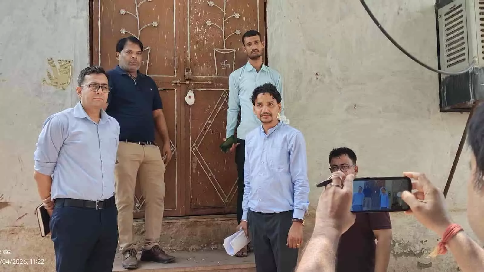 करौली में प्रशासनिक अधिकारी और स्वास्थ्य टीम द्वारा अवैध क्लिनिक सीज करने की कार्रवाई की जा रही है। करौली में प्रशासनिक अधिकारी और स्वास्थ्य टीम द्वारा अवैध क्लिनिक सीज करने की कार्रवाई की जा रही है।