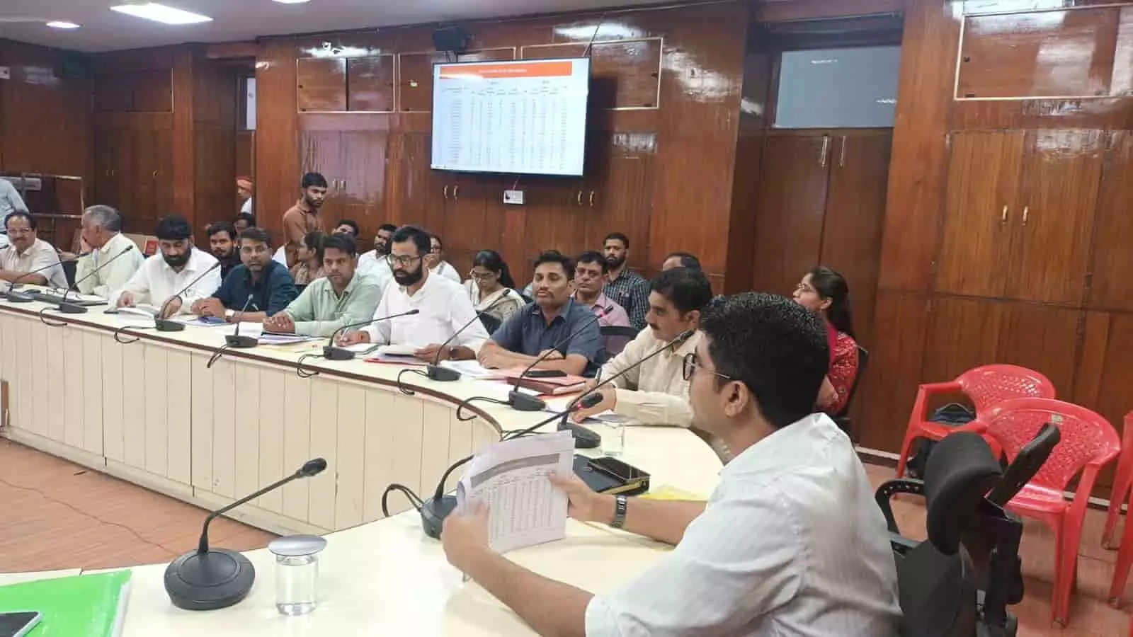 जिला कलेक्टर अक्षय गोदारा करौली कलेक्ट्रेट में स्वास्थ्य सेवाओं की समीक्षा बैठक को संबोधित कर रहे हैं। जिला कलेक्टर अक्षय गोदारा करौली कलेक्ट्रेट में स्वास्थ्य सेवाओं की समीक्षा बैठक को संबोधित कर रहे हैं।
