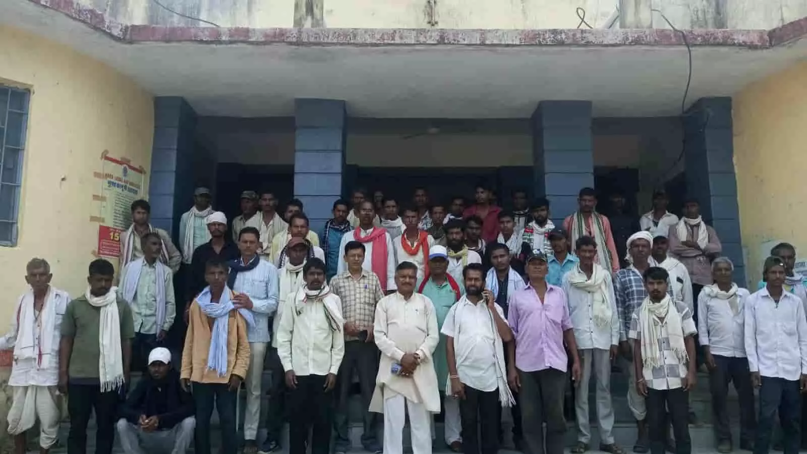 राजस्थान आदिवासी संघ के सदस्य जयपुर में मानवाधिकार आयोग को शिकायत पत्र सौंपते हुए। राजस्थान आदिवासी संघ के सदस्य जयपुर में मानवाधिकार आयोग को शिकायत पत्र सौंपते हुए।