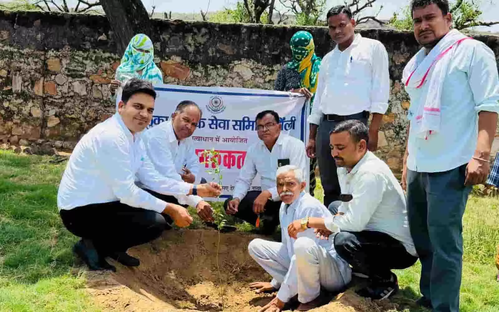 बौंली में आयोजित विधिक जागरूकता शिविर में पर्यावरण संरक्षण की जानकारी देते अधिकारी व अधिवक्ता। बौंली में आयोजित विधिक जागरूकता शिविर में पर्यावरण संरक्षण की जानकारी देते अधिकारी व अधिवक्ता।