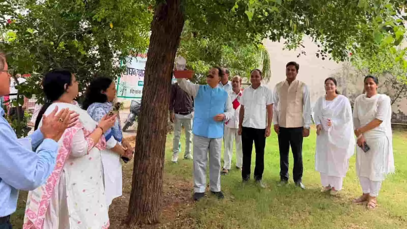 तस्वीर में सवाई माधोपुर के न्यायिक अधिकारी विश्व पर्यावरण दिवस पर परिंडे बांधते हुए। तस्वीर में सवाई माधोपुर के न्यायिक अधिकारी विश्व पर्यावरण दिवस पर परिंडे बांधते हुए।