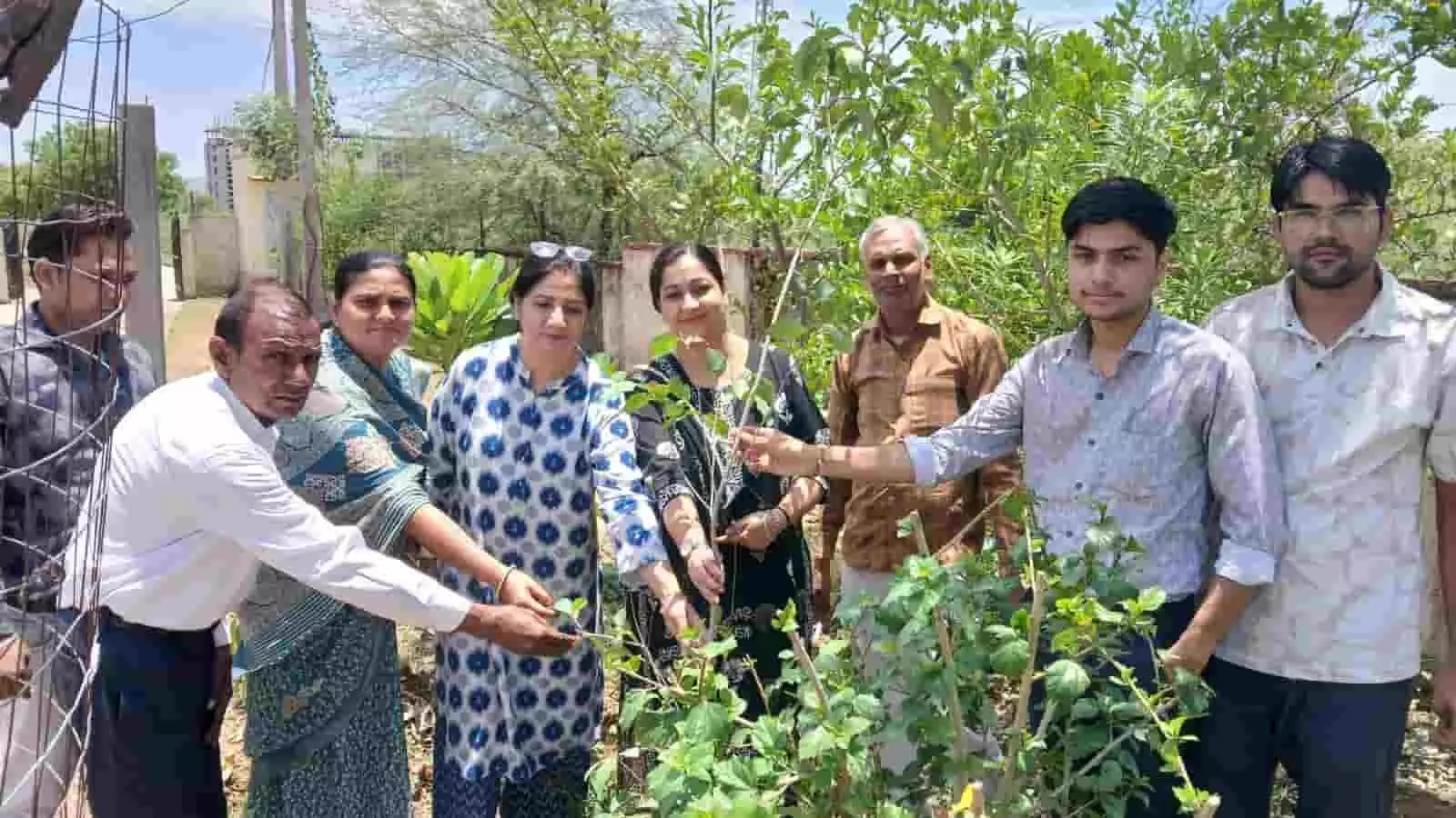सवाई माधोपुर किशोर गृह में अधिकारी वृक्षारोपण कर पर्यावरण संरक्षण का संदेश देते हुए। सवाई माधोपुर किशोर गृह में अधिकारी वृक्षारोपण कर पर्यावरण संरक्षण का संदेश देते हुए।