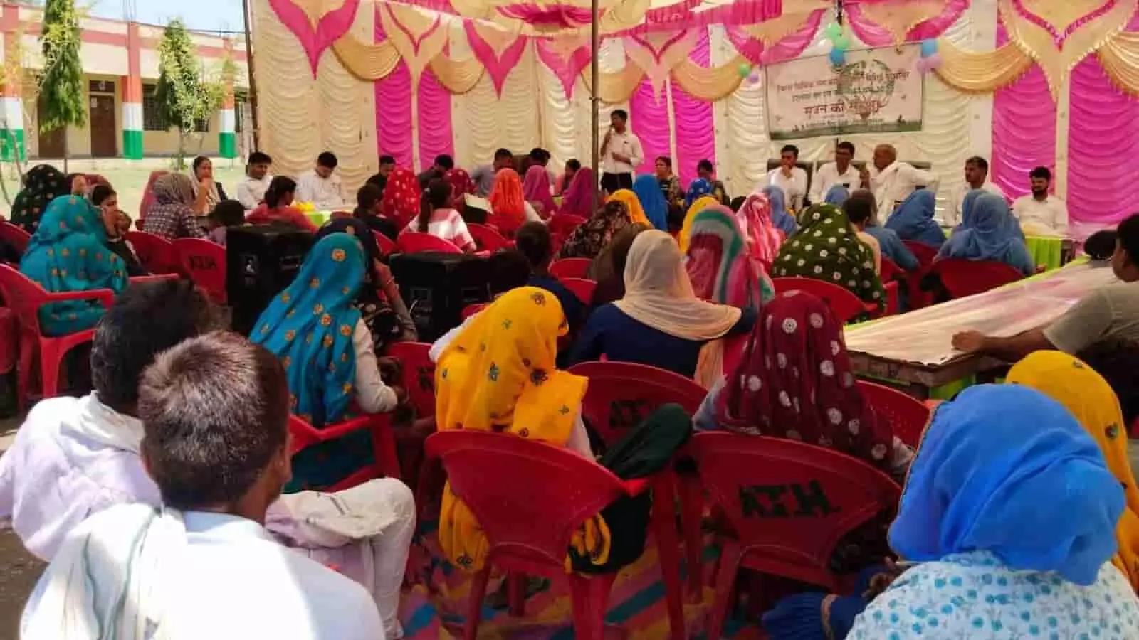 तस्वीर में आदलवाड़ा कलां में आयोजित विधिक सेवा शिविर के दौरान मौजूद ग्रामीण और अधिकारी दिख रहे हैं। तस्वीर में आदलवाड़ा कलां में आयोजित विधिक सेवा शिविर के दौरान मौजूद ग्रामीण और अधिकारी दिख रहे हैं।