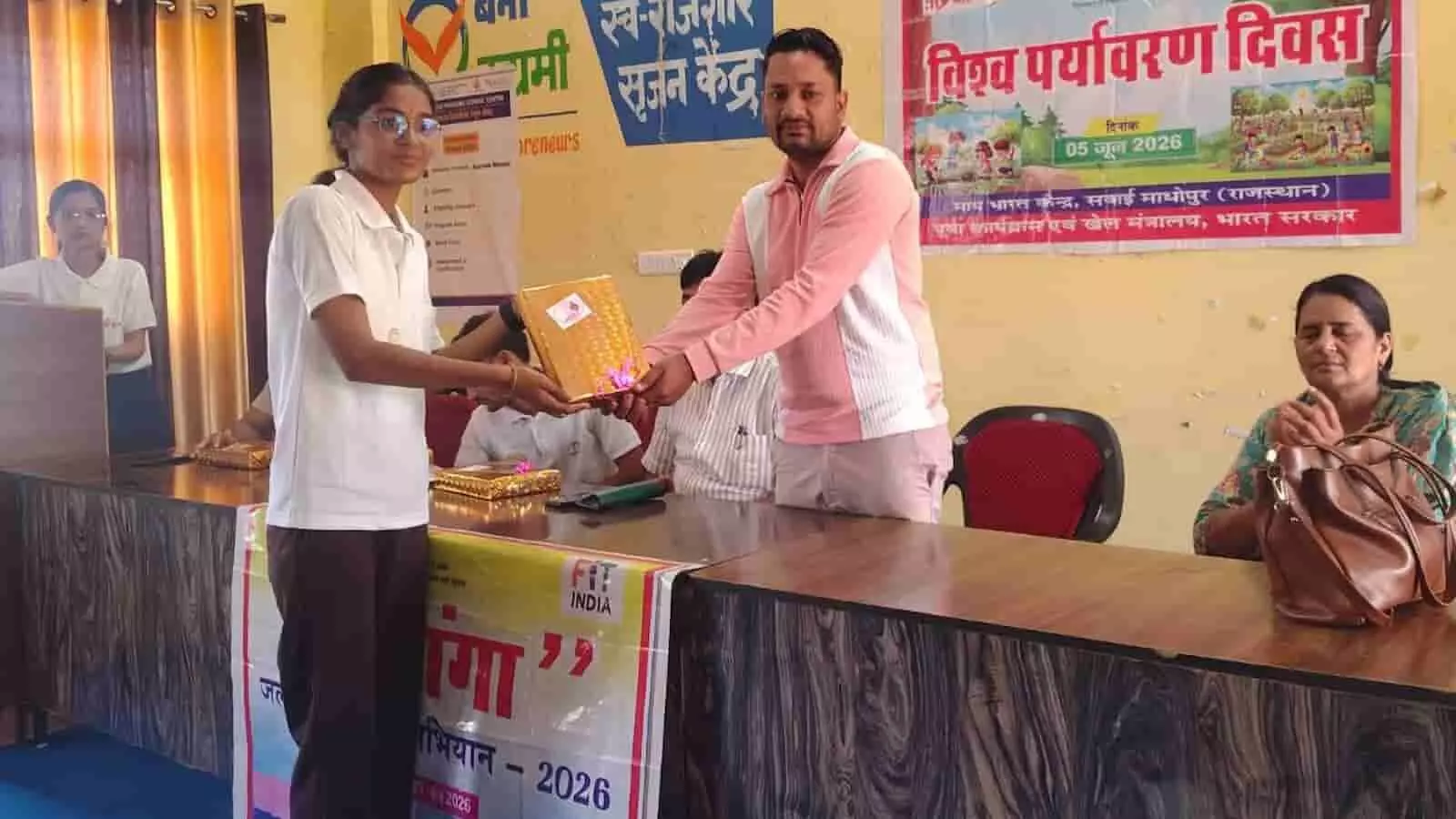 तस्वीर में विद्यार्थी को सम्मानित करते हुए शहीद कैप्टन रिपुदमन सिंह कॉलेज के शिक्षक। तस्वीर में विद्यार्थी को सम्मानित करते हुए शहीद कैप्टन रिपुदमन सिंह कॉलेज के शिक्षक।