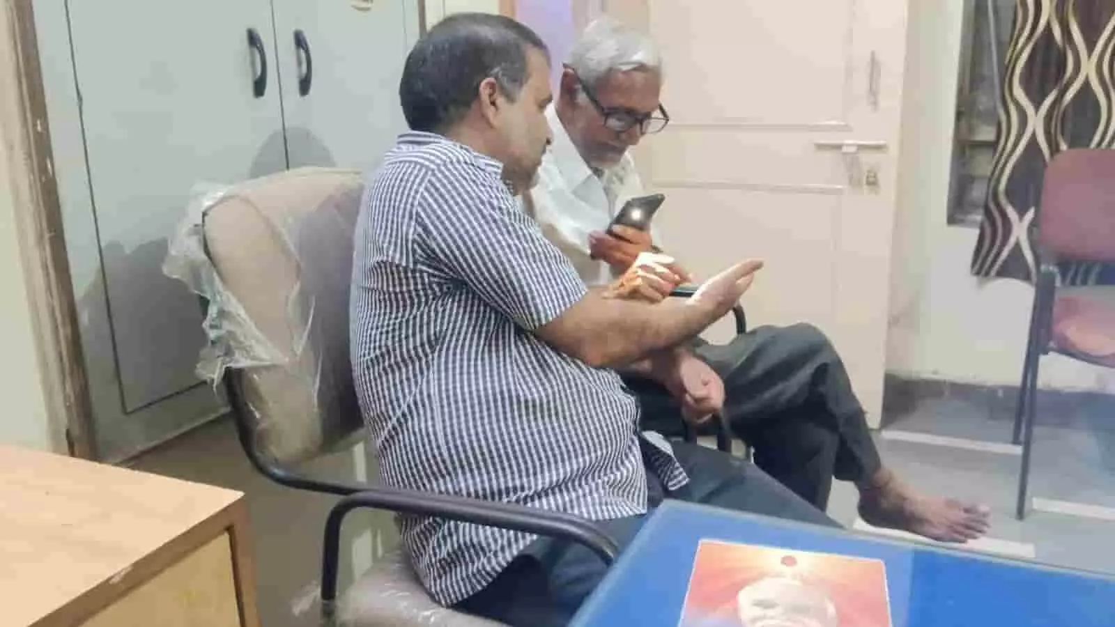 तस्वीर में गोपाल गर्ग किसी व्यक्ति की हथेली देखकर उसे परामर्श देते दिख रहे हैं। तस्वीर में गोपाल गर्ग किसी व्यक्ति की हथेली देखकर उसे परामर्श देते दिख रहे हैं।