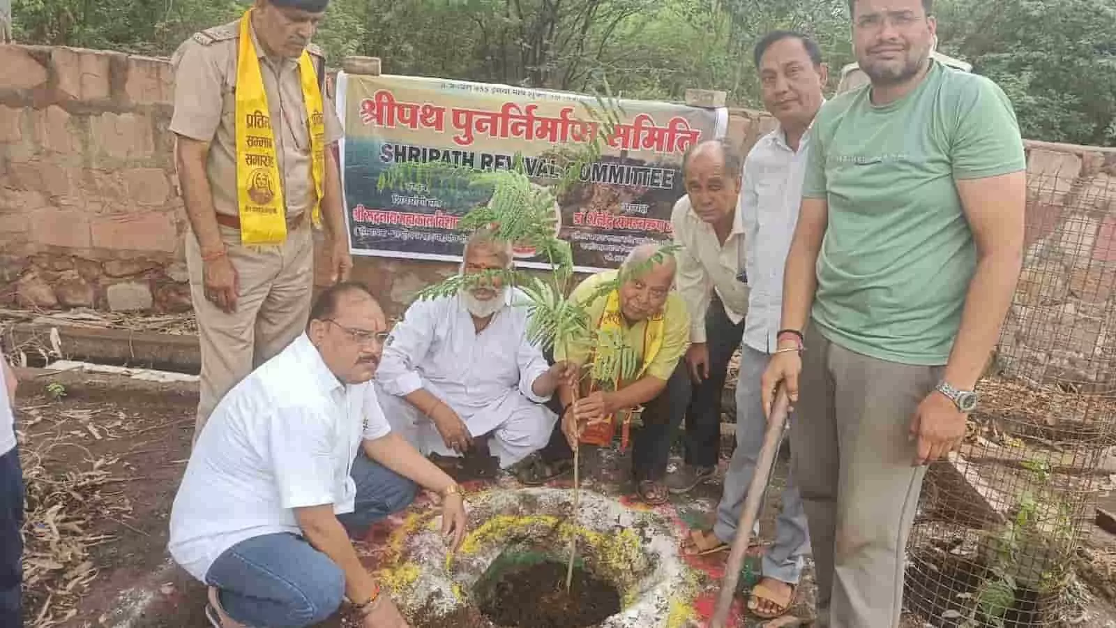 बयाना में आर्य समाज रोड पर डॉ. शैलेंद्र गुर्जर और स्थानीय नागरिक पौधरोपण करते हुए।