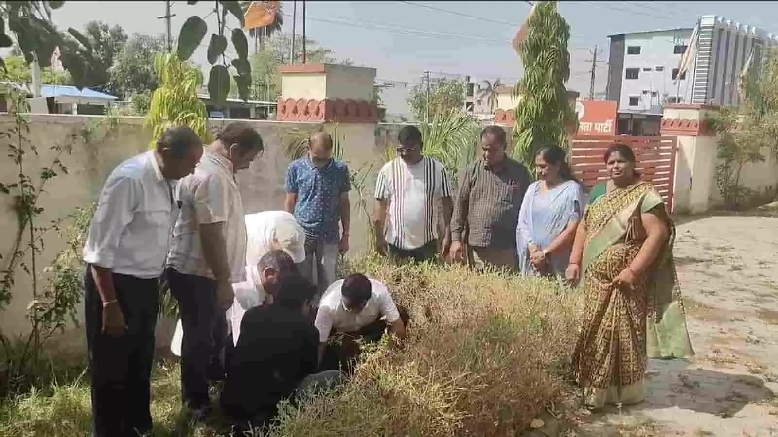 तस्वीर में राजसमंद में विश्व पर्यावरण दिवस पर पौधरोपण करते भाजपा पदाधिकारी दिख रहे हैं।