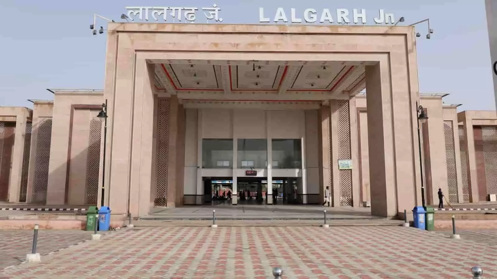 तस्वीर में बीकानेर का लालगढ़ रेलवे स्टेशन दिख रहा है जिसे पुनर्विकसित किया गया है। तस्वीर में बीकानेर का लालगढ़ रेलवे स्टेशन दिख रहा है जिसे पुनर्विकसित किया गया है।