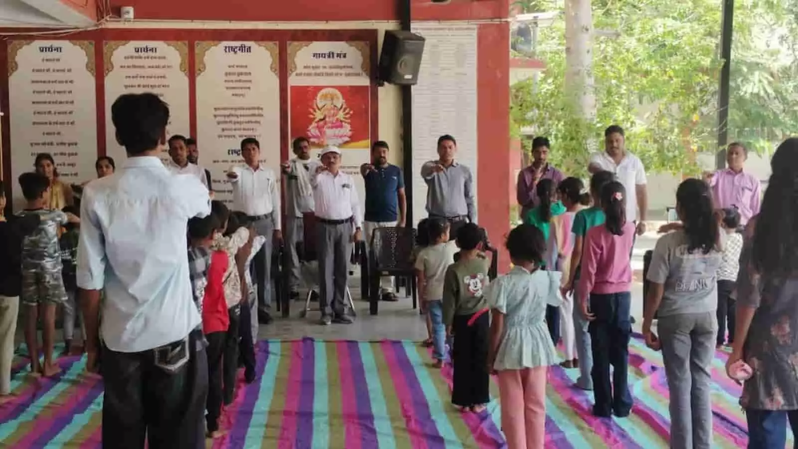 तस्वीर में खेरवाड़ा विद्यालय के छात्र और शिक्षक पर्यावरण संरक्षण की शपथ ले रहे हैं।