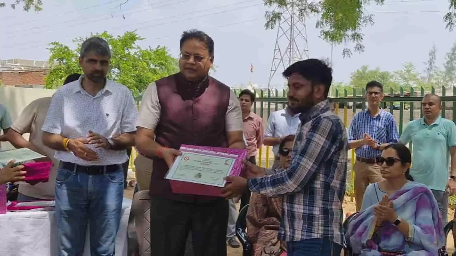 तस्वीर में रेलवे अधिकारी पर्यावरण संरक्षण के लिए उत्कृष्ट कर्मचारियों को सम्मानित कर रहे हैं। तस्वीर में रेलवे अधिकारी पर्यावरण संरक्षण के लिए उत्कृष्ट कर्मचारियों को सम्मानित कर रहे हैं।