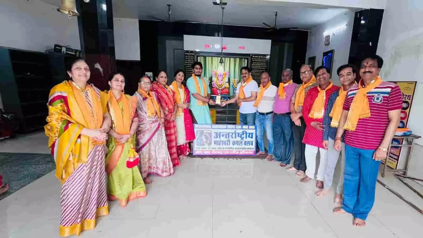 तस्वीर में भीलवाड़ा के शिवालय में अन्तर्राष्ट्रीय माहेश्वरी कपल क्लब के सदस्य उपस्थित हैं।