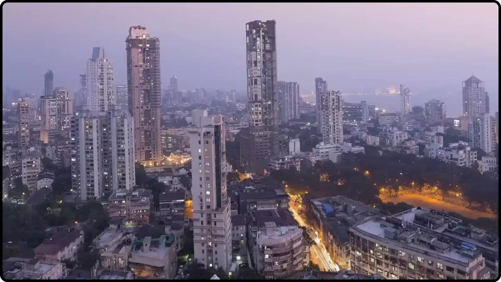 बहुमंजिला इमारतों का विहंगम दृश्य मुंबई शहर में आर्थिक और बुनियादी ढांचागत विकास के संदर्भ में दिख रहा है। बहुमंजिला इमारतों का विहंगम दृश्य मुंबई शहर में आर्थिक और बुनियादी ढांचागत विकास के संदर्भ में दिख रहा है।