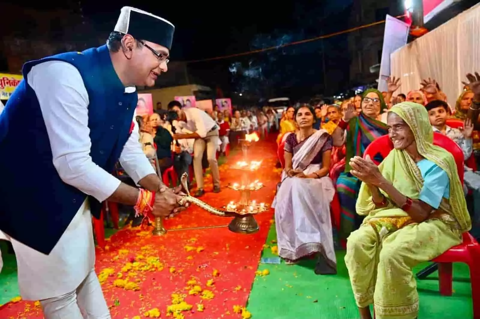 दीप प्रज्वलित करते हुए मंत्री विश्वास कैलाश सारंग भोपाल में मातृ-पितृ भक्ति दिवस कार्यक्रम के मंच पर उपस्थित हैं।