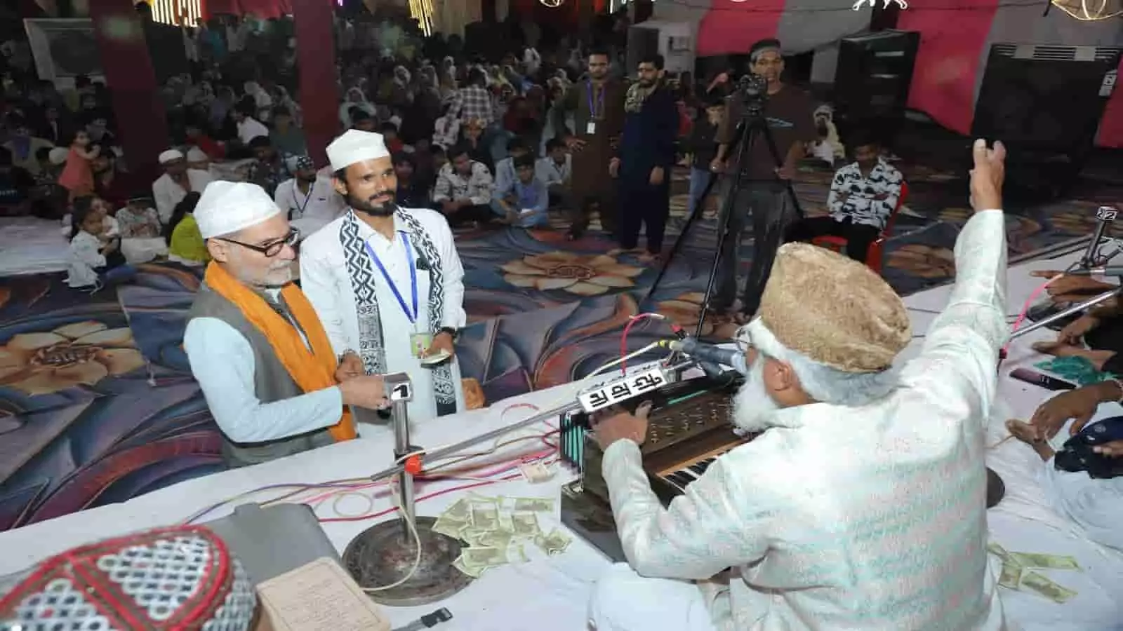 निम्बाहेड़ा में केली वाले बाबा उर्स के दौरान कव्वाली गाते कलाकार और खड़े अतिथि। निम्बाहेड़ा में केली वाले बाबा उर्स के दौरान कव्वाली गाते कलाकार और खड़े अतिथि।