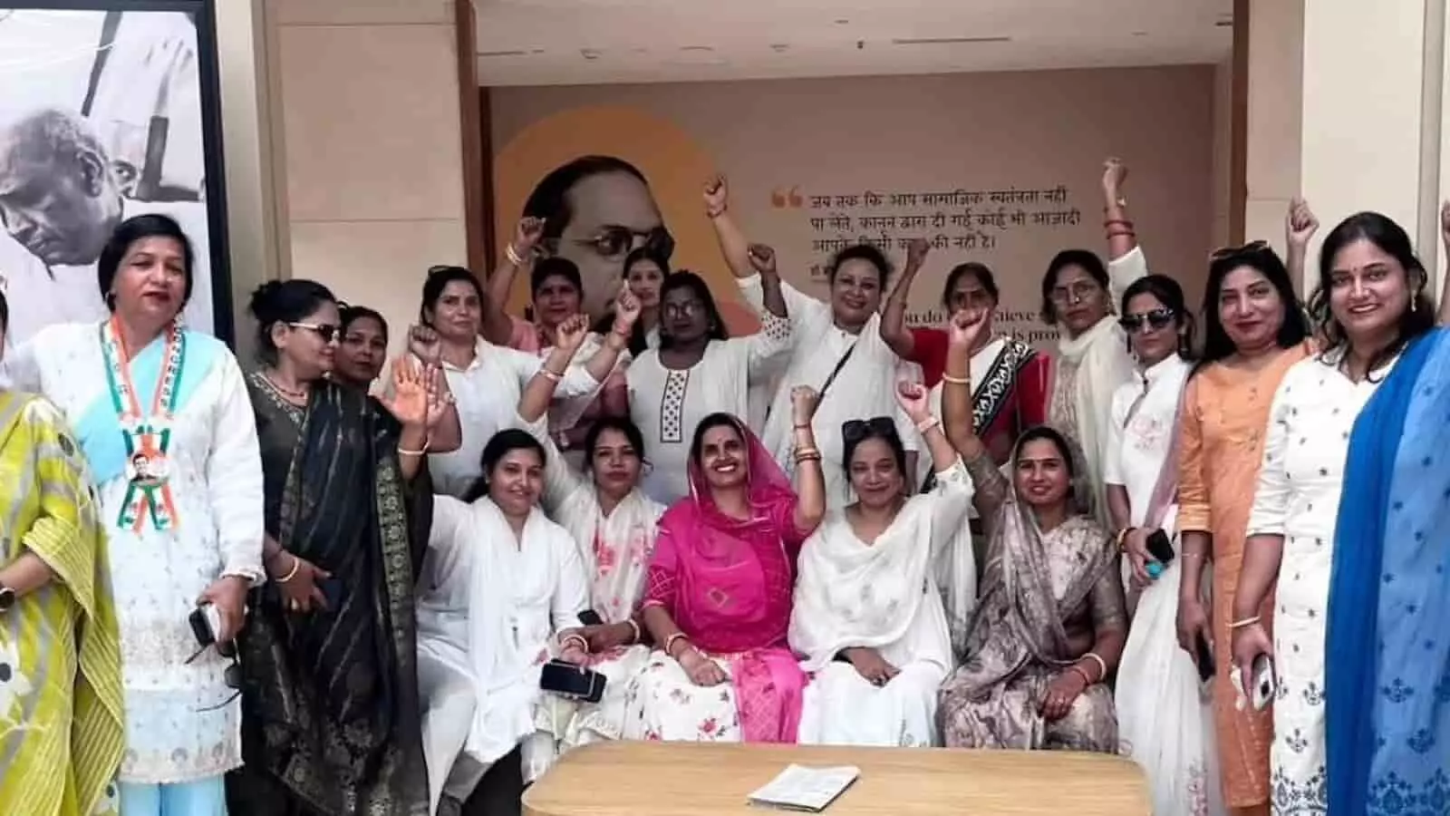 इंदिरा भवन दिल्ली में हाथ उठाकर नारेबाजी करतीं राजस्थान महिला कांग्रेस की पदाधिकारी और यशोदा पुरोहित इंदिरा भवन दिल्ली में हाथ उठाकर नारेबाजी करतीं राजस्थान महिला कांग्रेस की पदाधिकारी और यशोदा पुरोहित