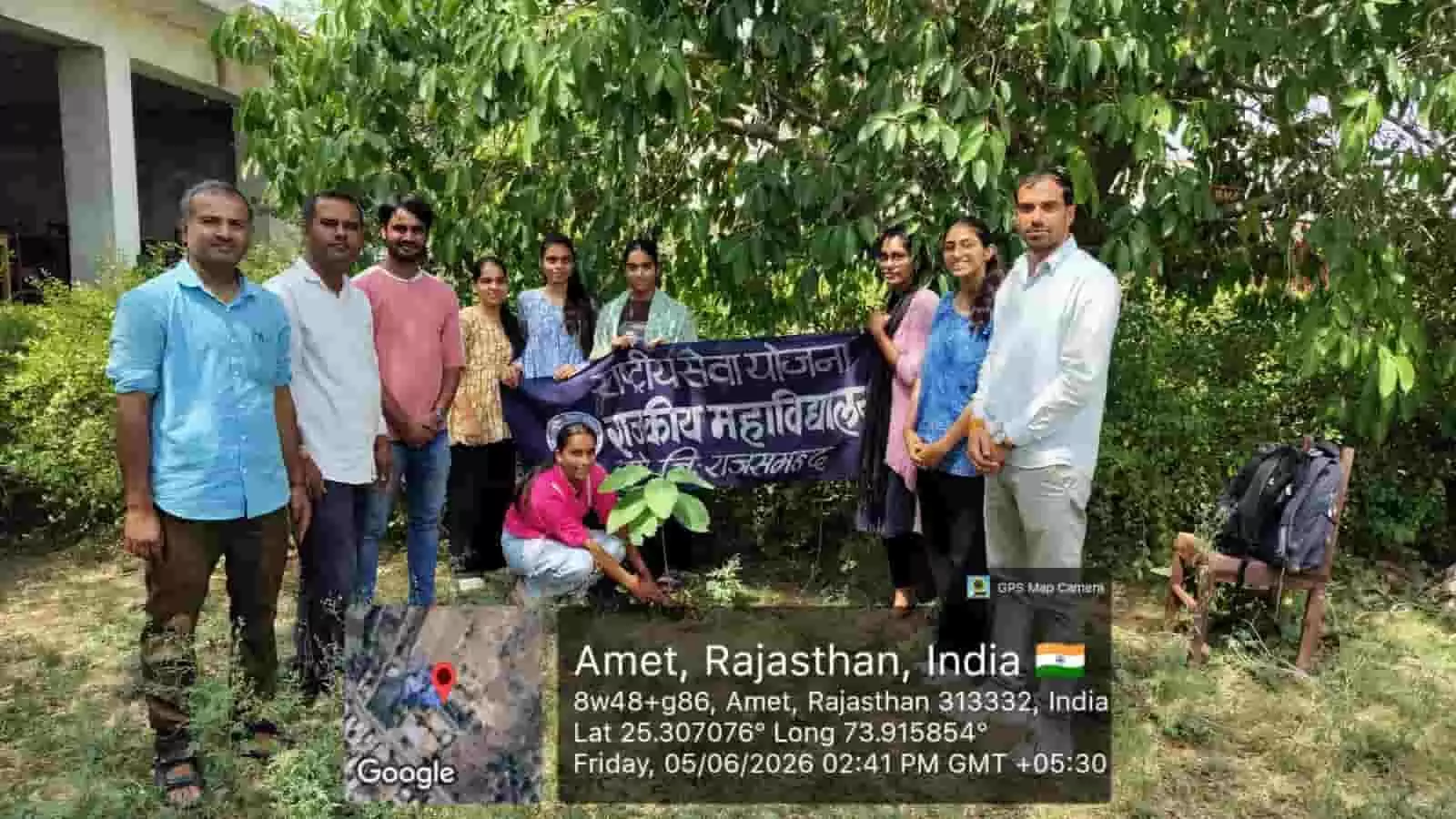 कॉलेज परिसर में बैनर के साथ खड़े छात्र और शिक्षक पौधारोपण करते हुए।