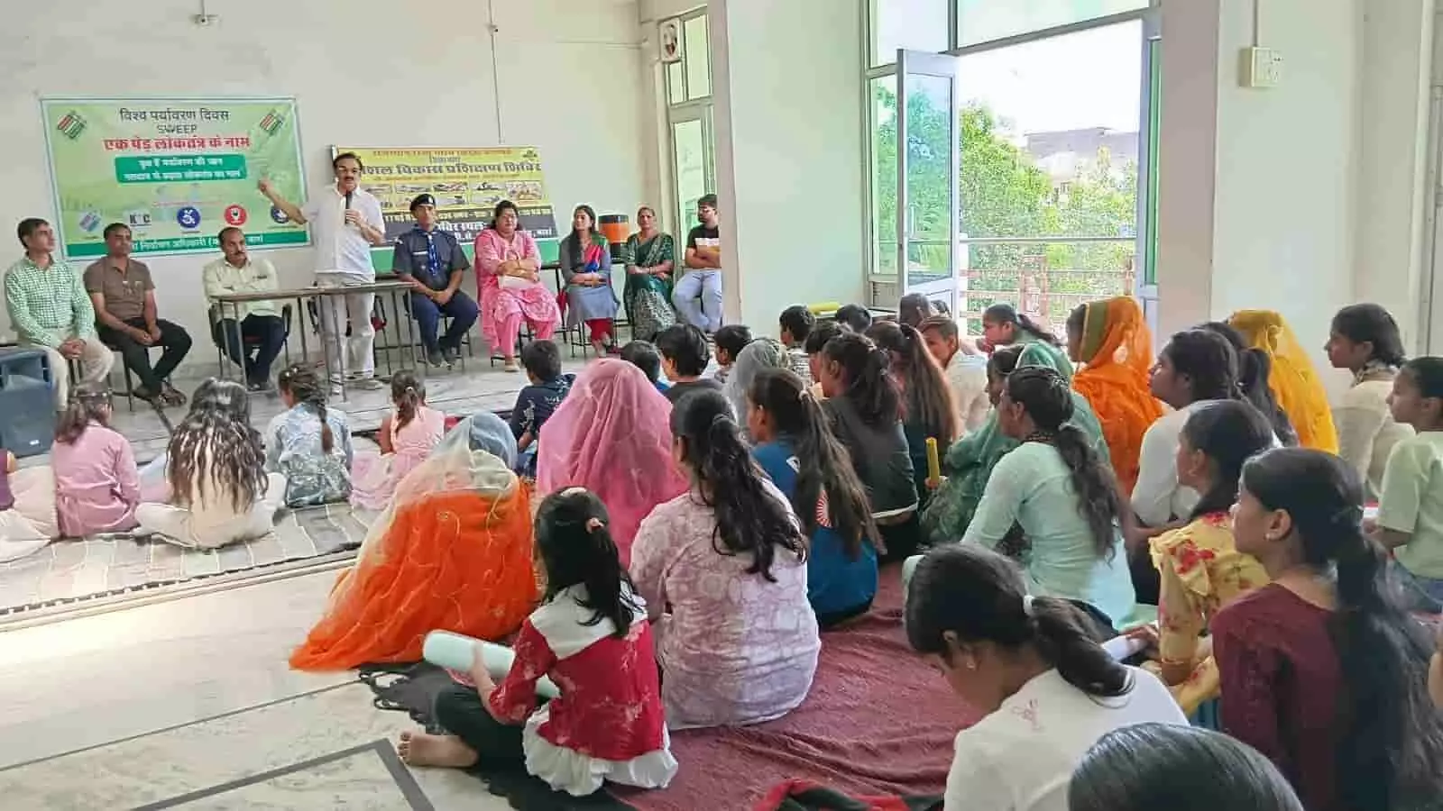 बारां में आयोजित स्वीप कार्यक्रम के दौरान प्रशिक्षणार्थियों को निर्वाचन ऐप की जानकारी देते अधिकारी। बारां में आयोजित स्वीप कार्यक्रम के दौरान प्रशिक्षणार्थियों को निर्वाचन ऐप की जानकारी देते अधिकारी।