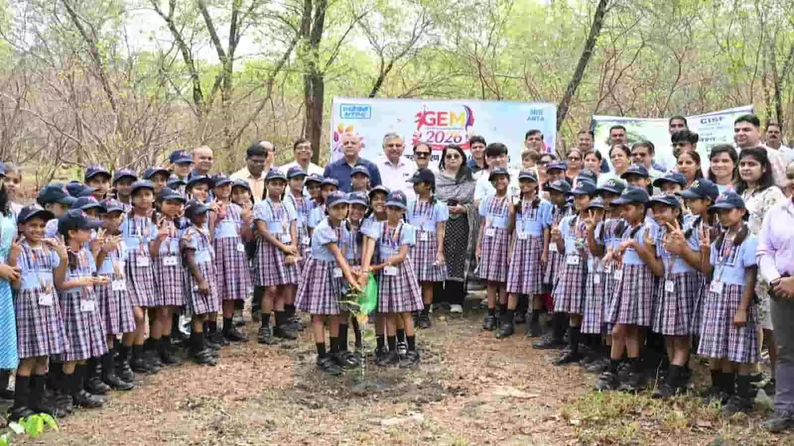 एनटीपीसी अंता आवासीय परिसर में पर्यावरण दिवस पर पौधा लगाती बालिकाएं और खड़े अधिकारीगण। एनटीपीसी अंता आवासीय परिसर में पर्यावरण दिवस पर पौधा लगाती बालिकाएं और खड़े अधिकारीगण।