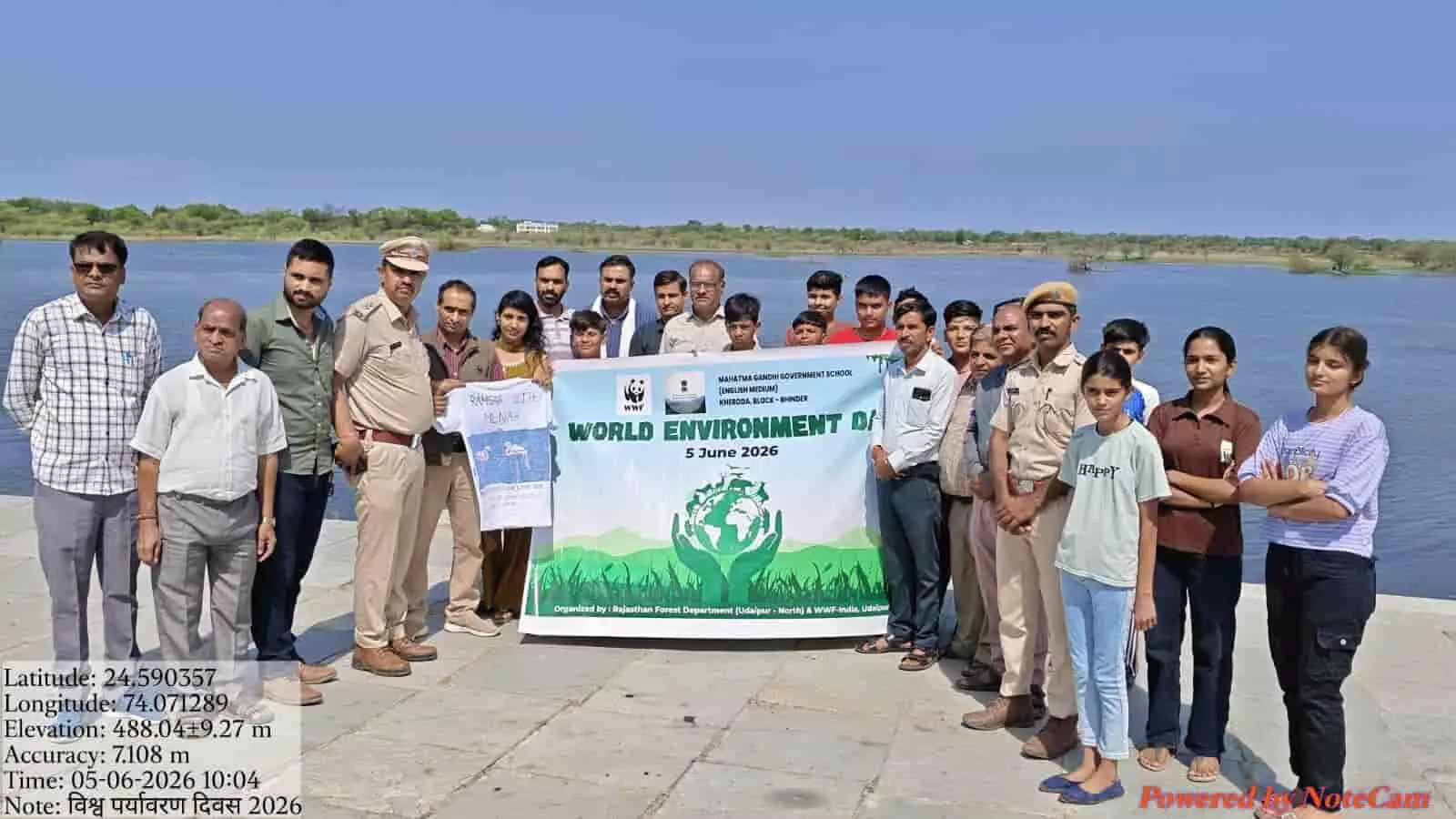दुदेला तालाब के किनारे विश्व पर्यावरण दिवस का बैनर पकड़े खड़े लोग और वन कर्मी। दुदेला तालाब के किनारे विश्व पर्यावरण दिवस का बैनर पकड़े खड़े लोग और वन कर्मी।