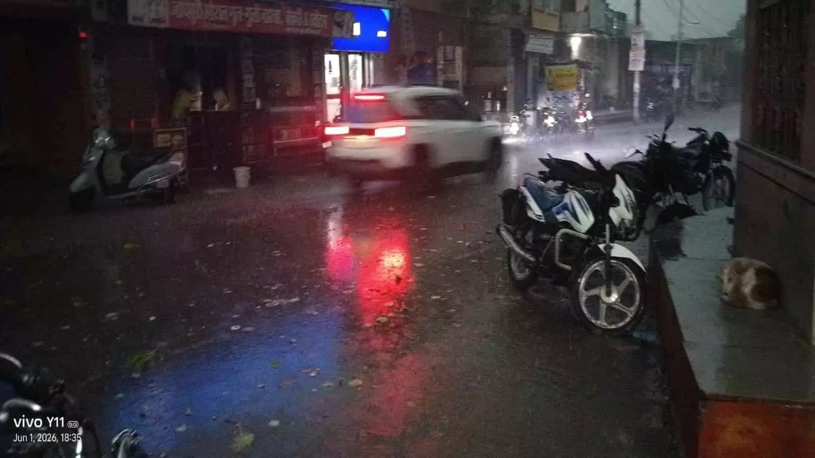 बारिश के बीच क्षतिग्रस्त बिजली के तारों को ठीक करते विद्युत कर्मचारी खेरोदा ग्रिड पावर कट संदर्भ में बारिश के बीच क्षतिग्रस्त बिजली के तारों को ठीक करते विद्युत कर्मचारी खेरोदा ग्रिड पावर कट संदर्भ में