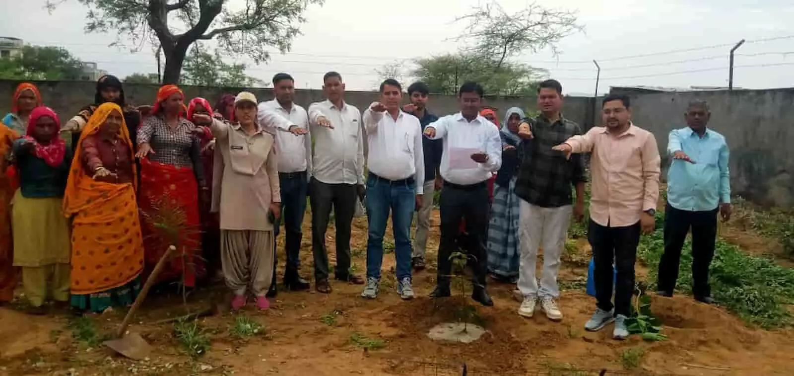 हाथ आगे बढ़ाकर पर्यावरण संरक्षण की शपथ लेते अधिकारी और नागरिक क्षेत्रीय वन कार्यालय परिसर गंगापुर सिटी में। हाथ आगे बढ़ाकर पर्यावरण संरक्षण की शपथ लेते अधिकारी और नागरिक क्षेत्रीय वन कार्यालय परिसर गंगापुर सिटी में।