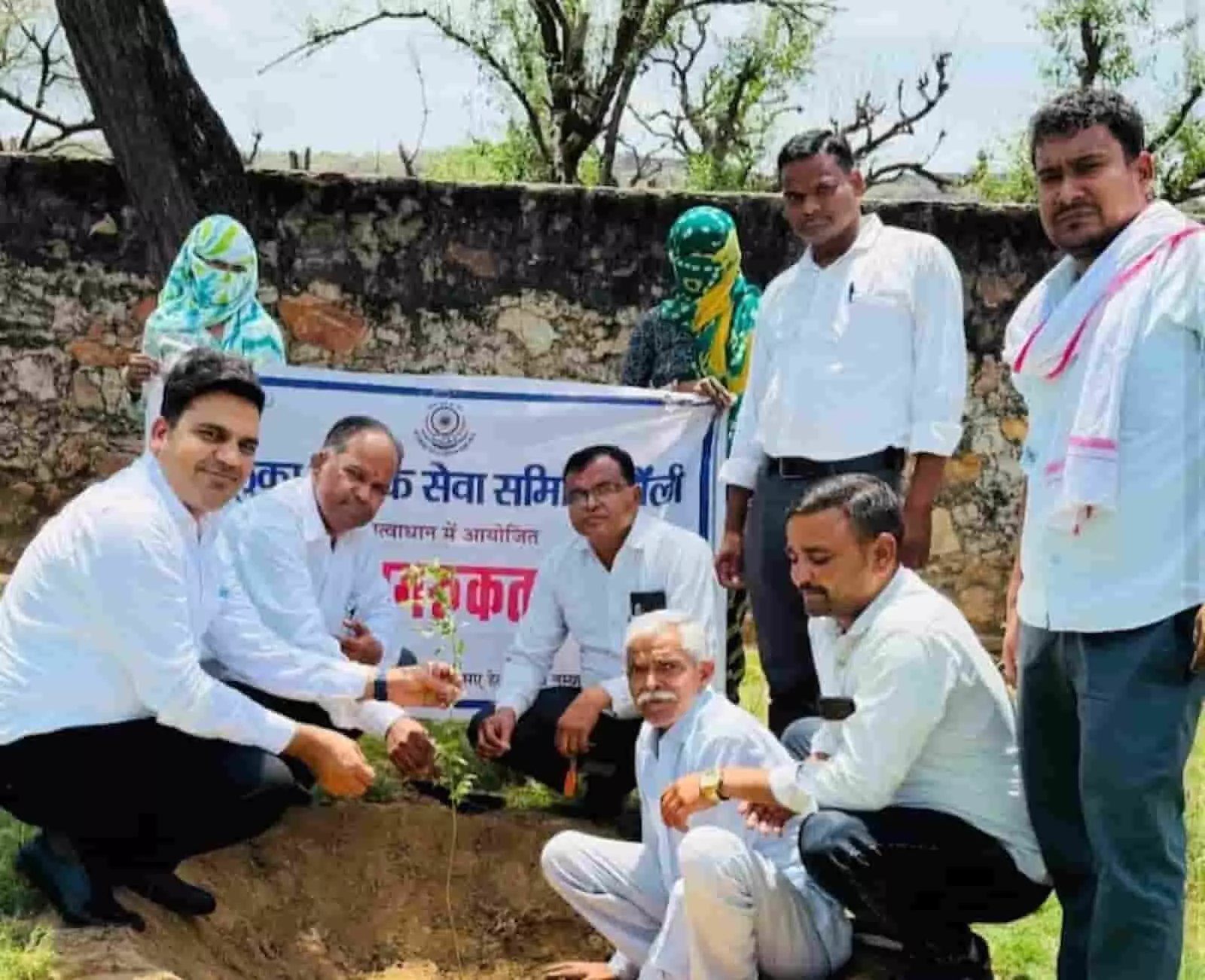 पंचायत समिति परिसर में पौधा लगाते हुए तालुका विधिक समिति के पदाधिकारी बौंली में पर्यावरण संरक्षण शिविर के दौरान। पंचायत समिति परिसर में पौधा लगाते हुए तालुका विधिक समिति के पदाधिकारी बौंली में पर्यावरण संरक्षण शिविर के दौरान।